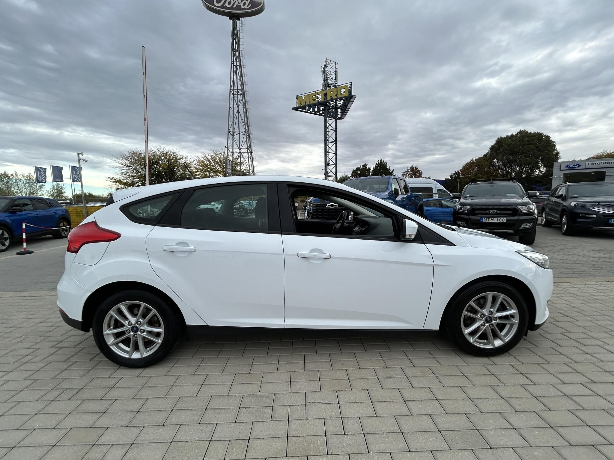 FORD FOCUS 1.5 TDCI Technology Magyar! Vezetett szervizkönyves!