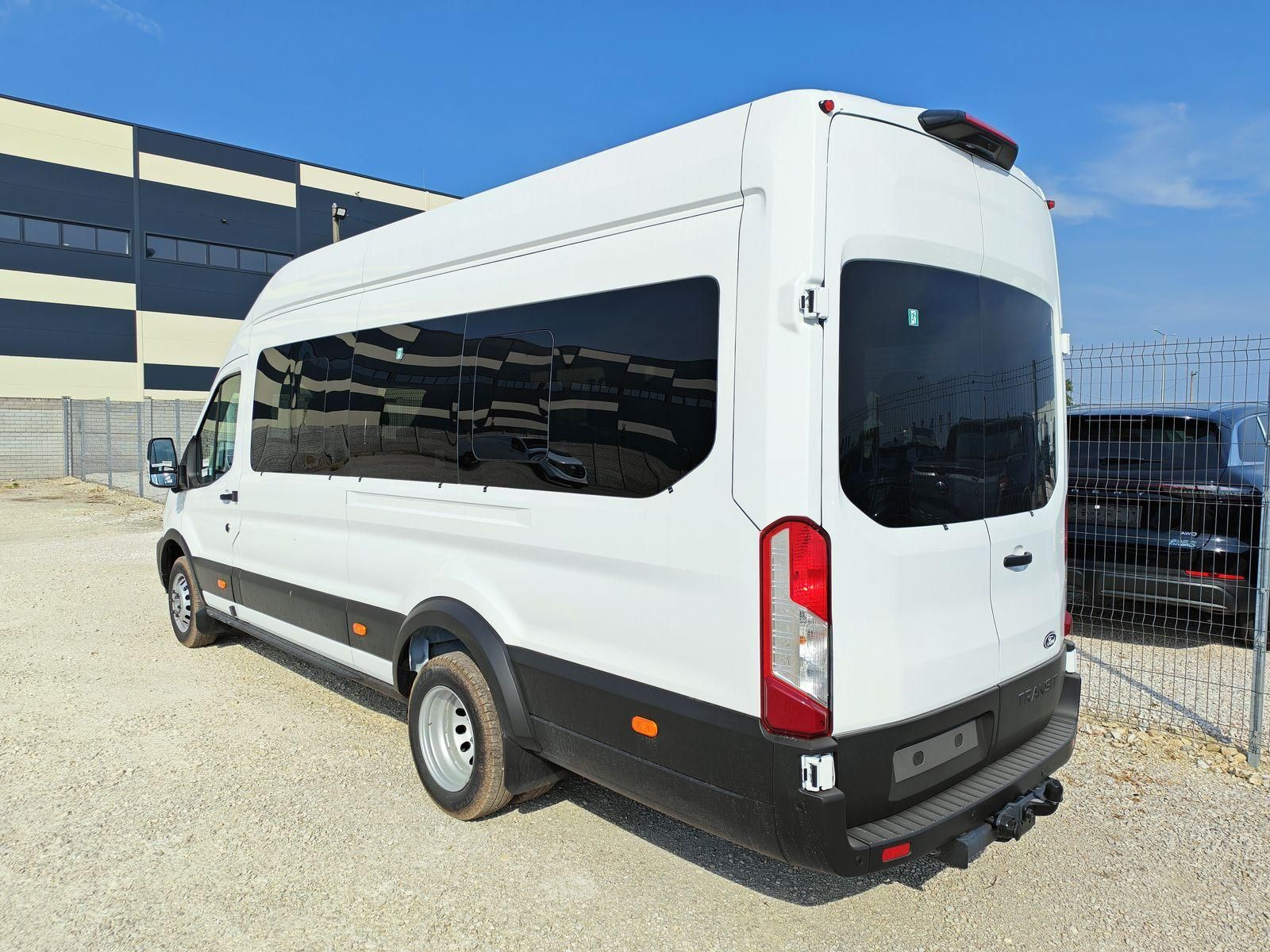 FORD Transit Minibusz 17 fős Business+ vonóhoroggal készletről AKCIÓ