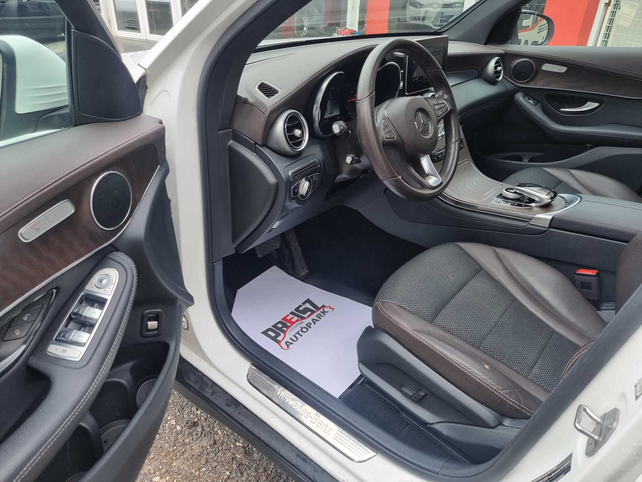 MERCEDES-BENZ GLC 220 d 4Matic 9G-TRONIC Bőrkárpit Tolatókamera Panorámatető Adaptiv tempomat Fűt.ülés