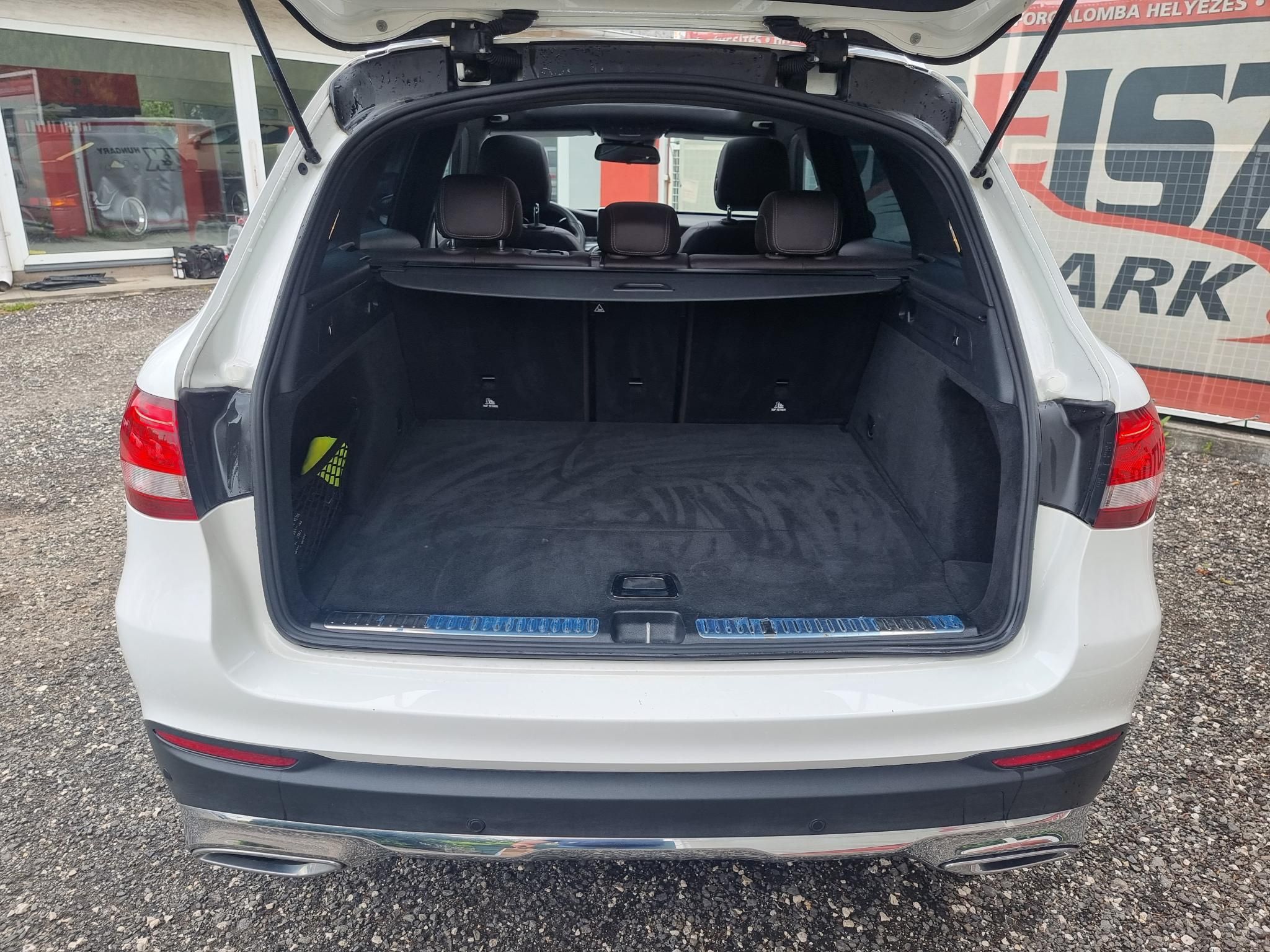 MERCEDES-BENZ GLC 220 d 4Matic 9G-TRONIC Bőrkárpit Tolatókamera Panorámatető Adaptiv tempomat Fűt.ülés