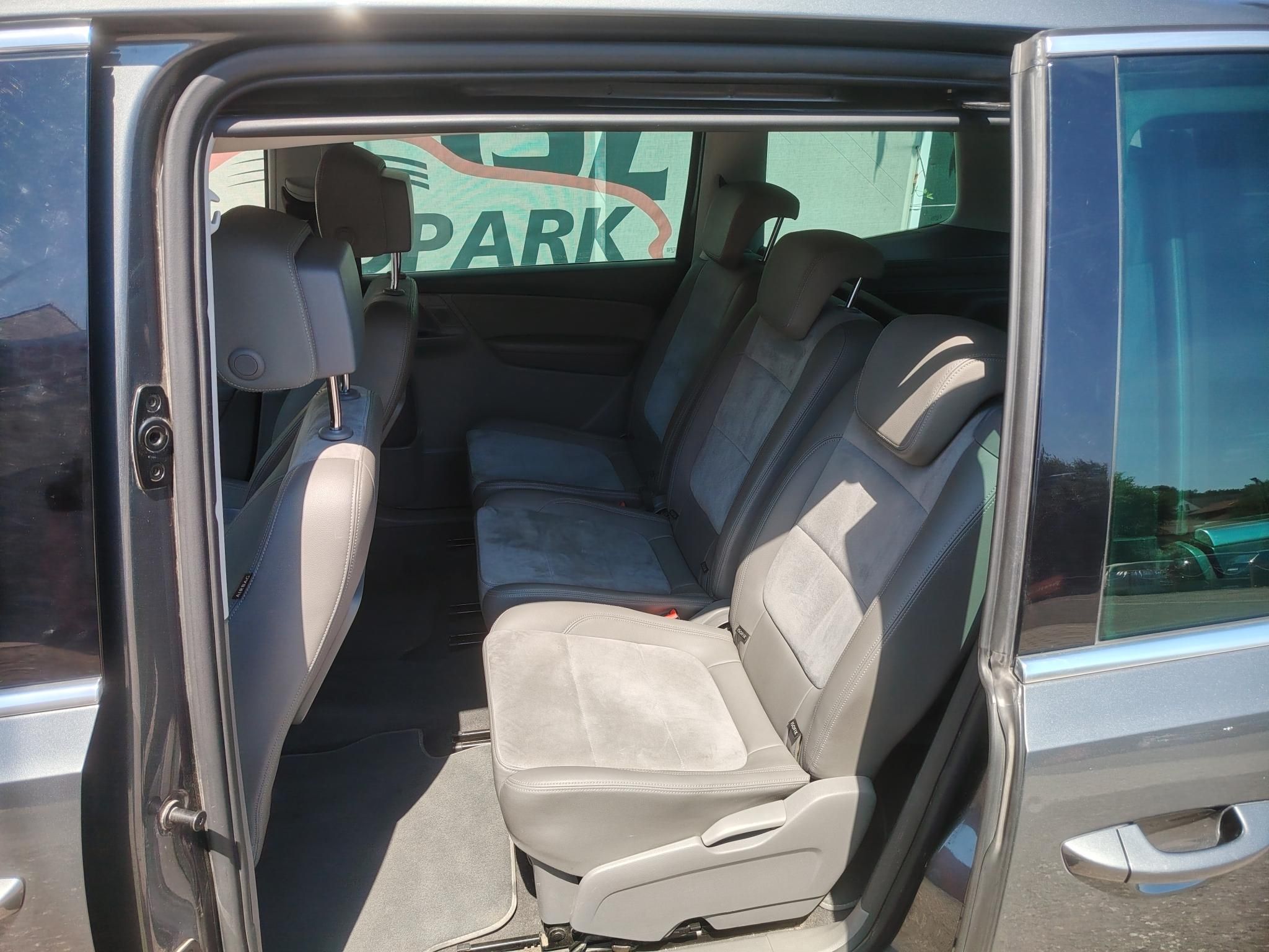 VOLKSWAGEN SHARAN 2.0 TDI BMT SCR Comfortline DSG [7 személy] 7 személyes Rendszeresen karbantartott Félbőr ülések Ülésfűtés