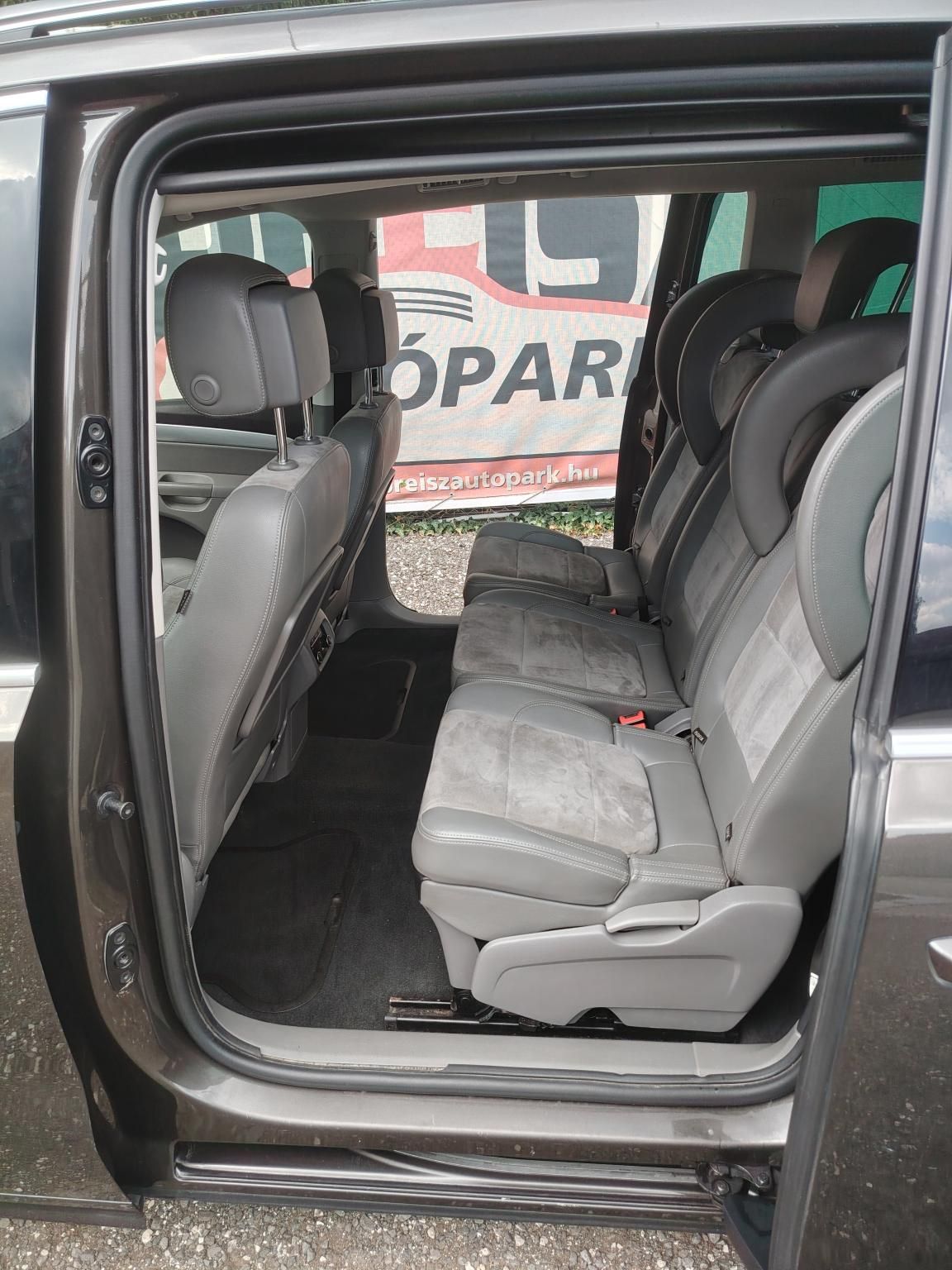VOLKSWAGEN SHARAN 2.0 CR TDI Highline [7 személy] Panorámatető Félbőr belső Fűtött ülés El.ülés Tempomat Sérülésmentes