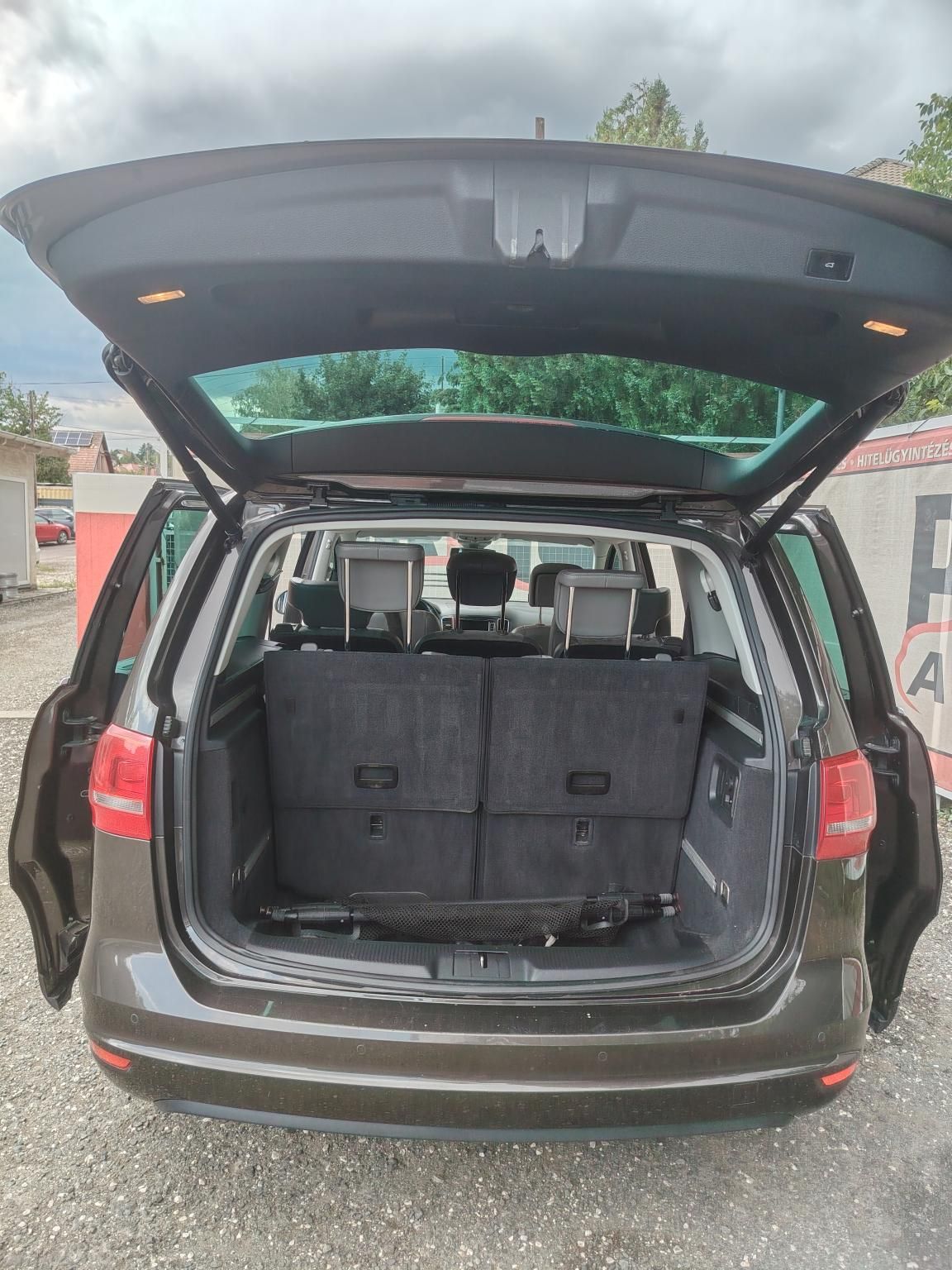VOLKSWAGEN SHARAN 2.0 CR TDI Highline [7 személy] Panorámatető Félbőr belső Fűtött ülés El.ülés Tempomat Sérülésmentes
