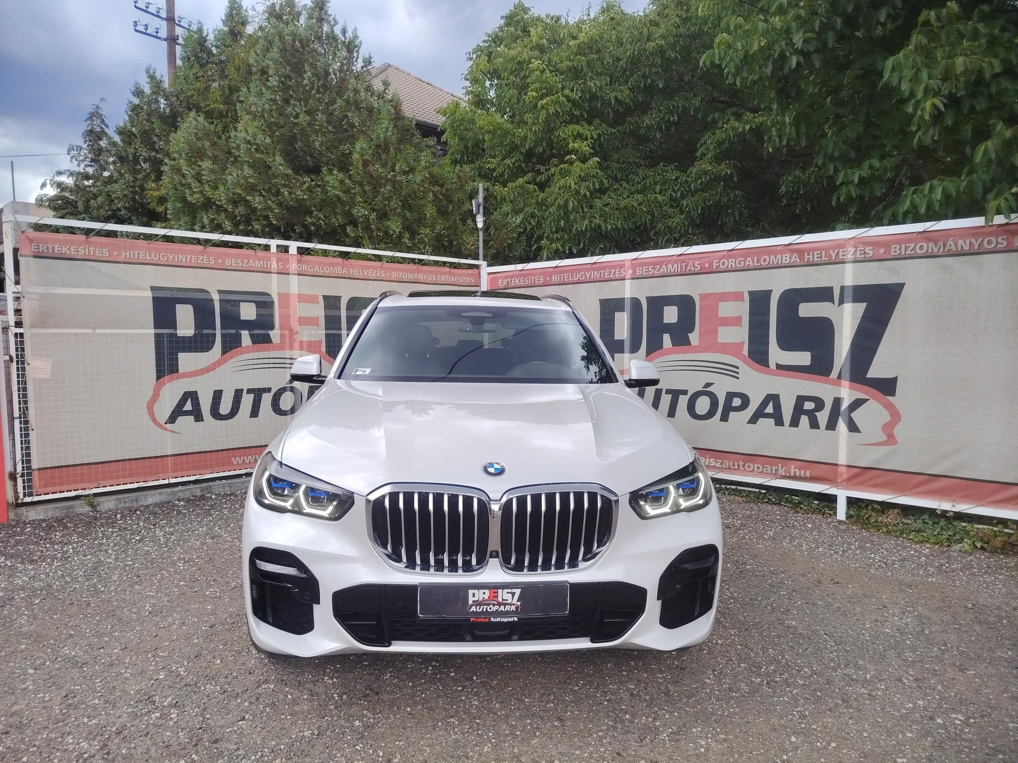 BMW X5 xDrive30d (Automata) M-Sport Keveset futott Panorámatető Vezetett szervizkönyv HUD