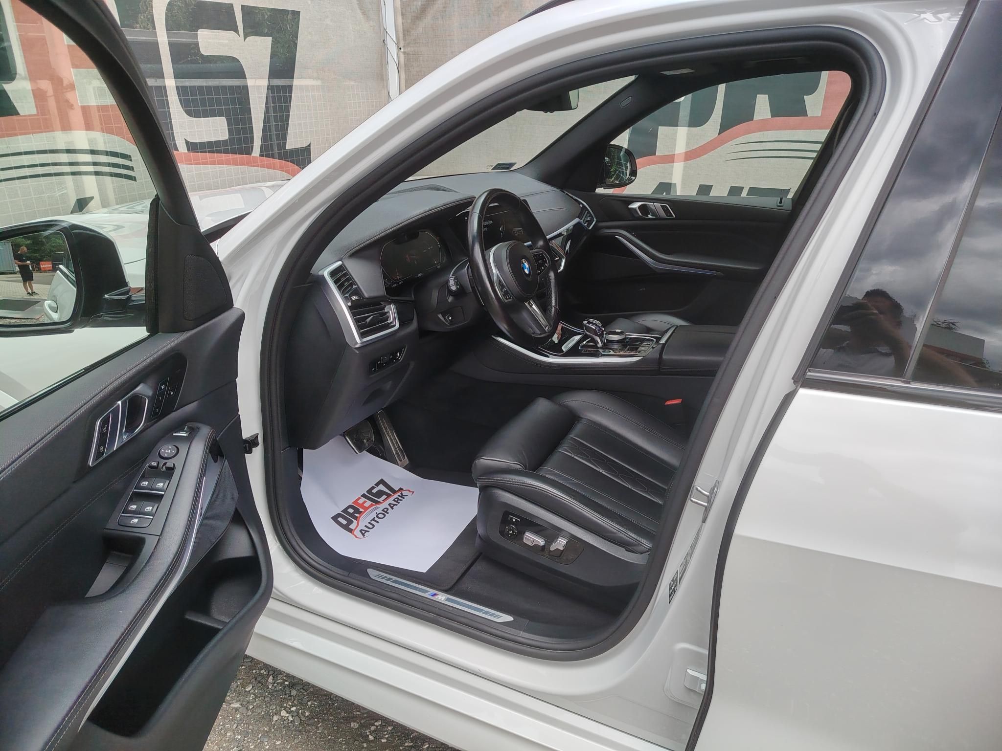 BMW X5 xDrive30d (Automata) M-Sport Keveset futott Panorámatető Vezetett szervizkönyv HUD