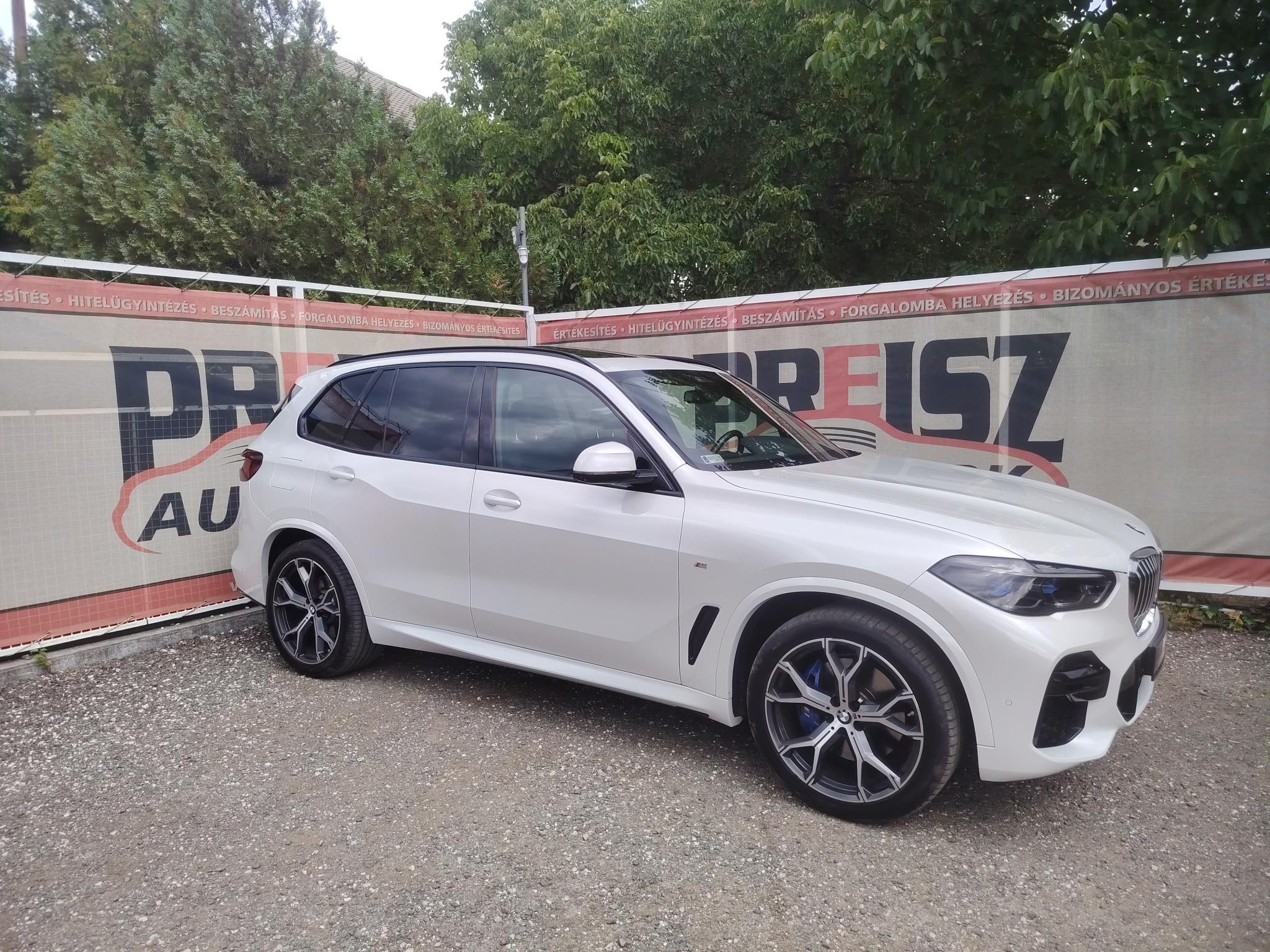 BMW X5 xDrive30d (Automata) M-Sport Keveset futott Panorámatető Vezetett szervizkönyv HUD