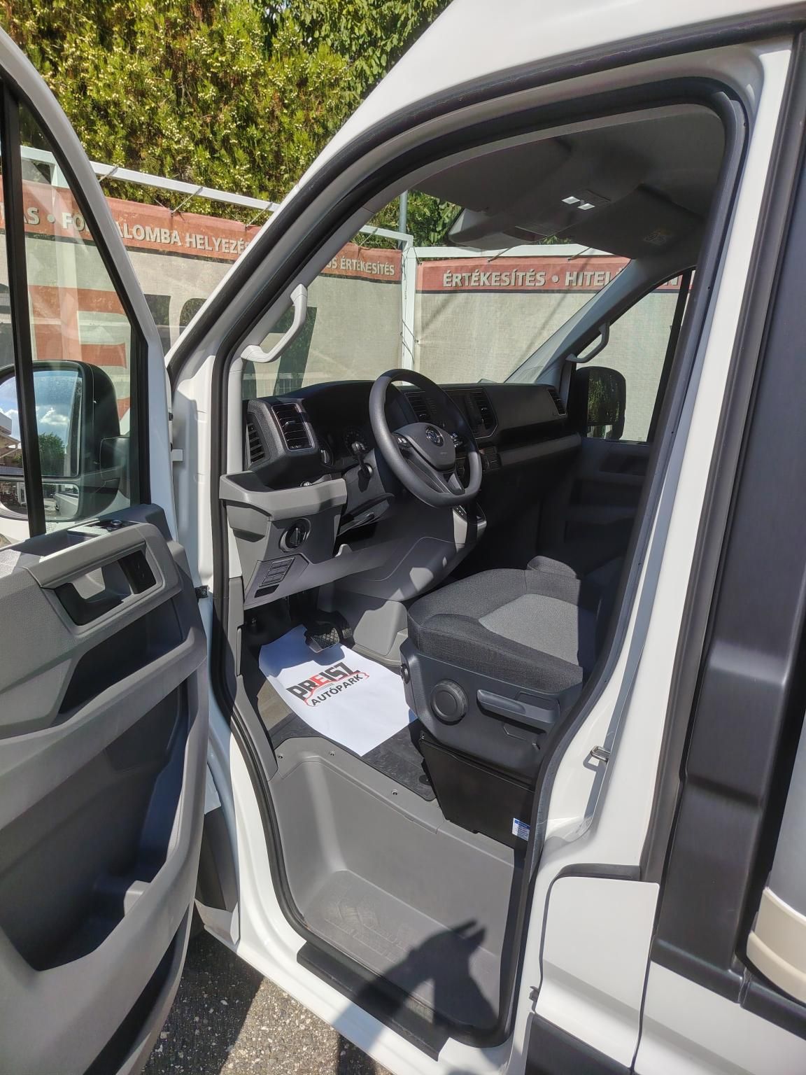 VOLKSWAGEN CRAFTER eCrafter 4418 km!!! Dobozos felépítmény Emelőhátfal 3 személyes Fűtött ülés