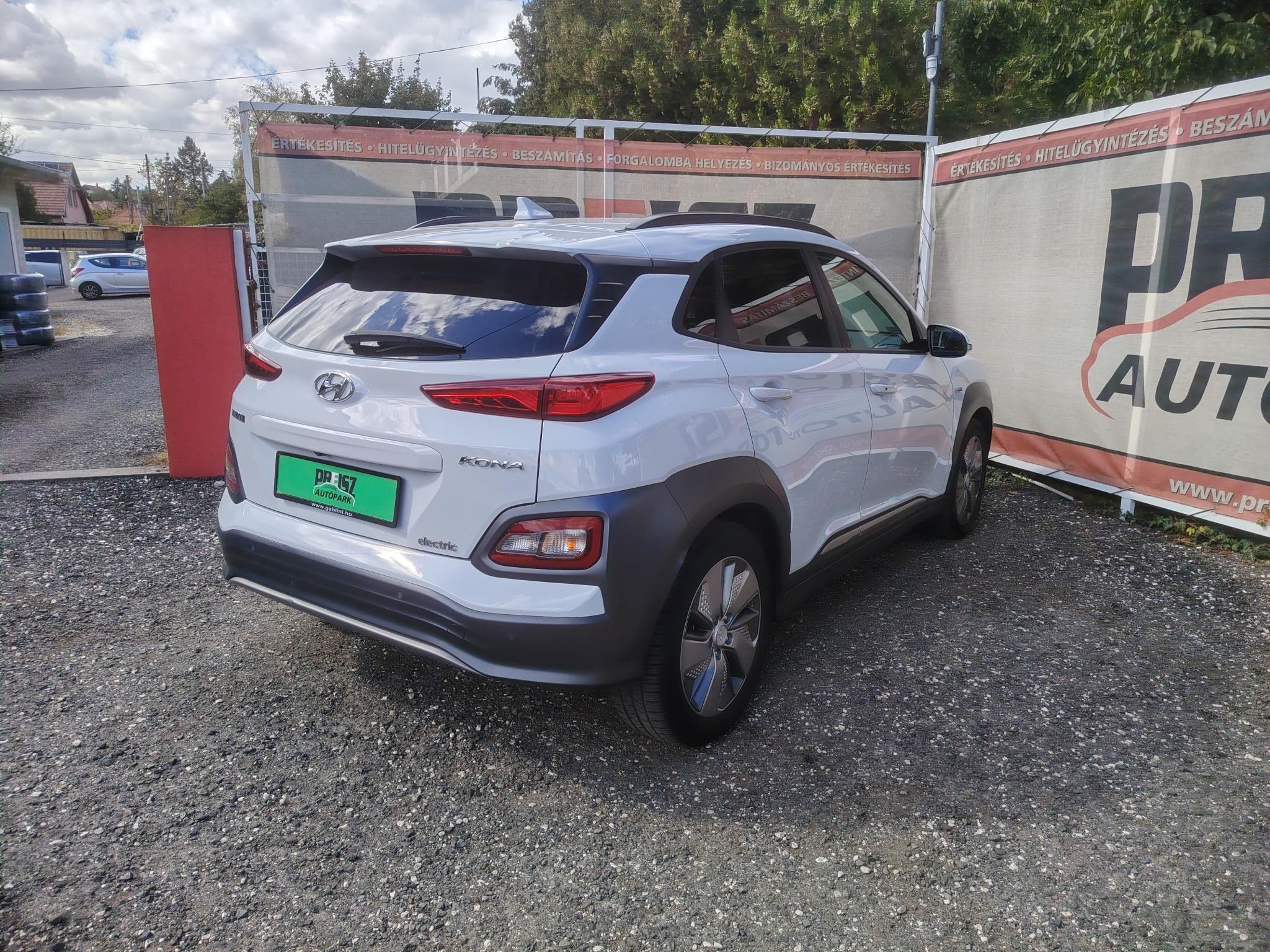 HYUNDAI KONA EV 64kWh Premium 75e km Vezetett szervizkönyv HUD Fűtött ülés Fűtött kormány Keyless