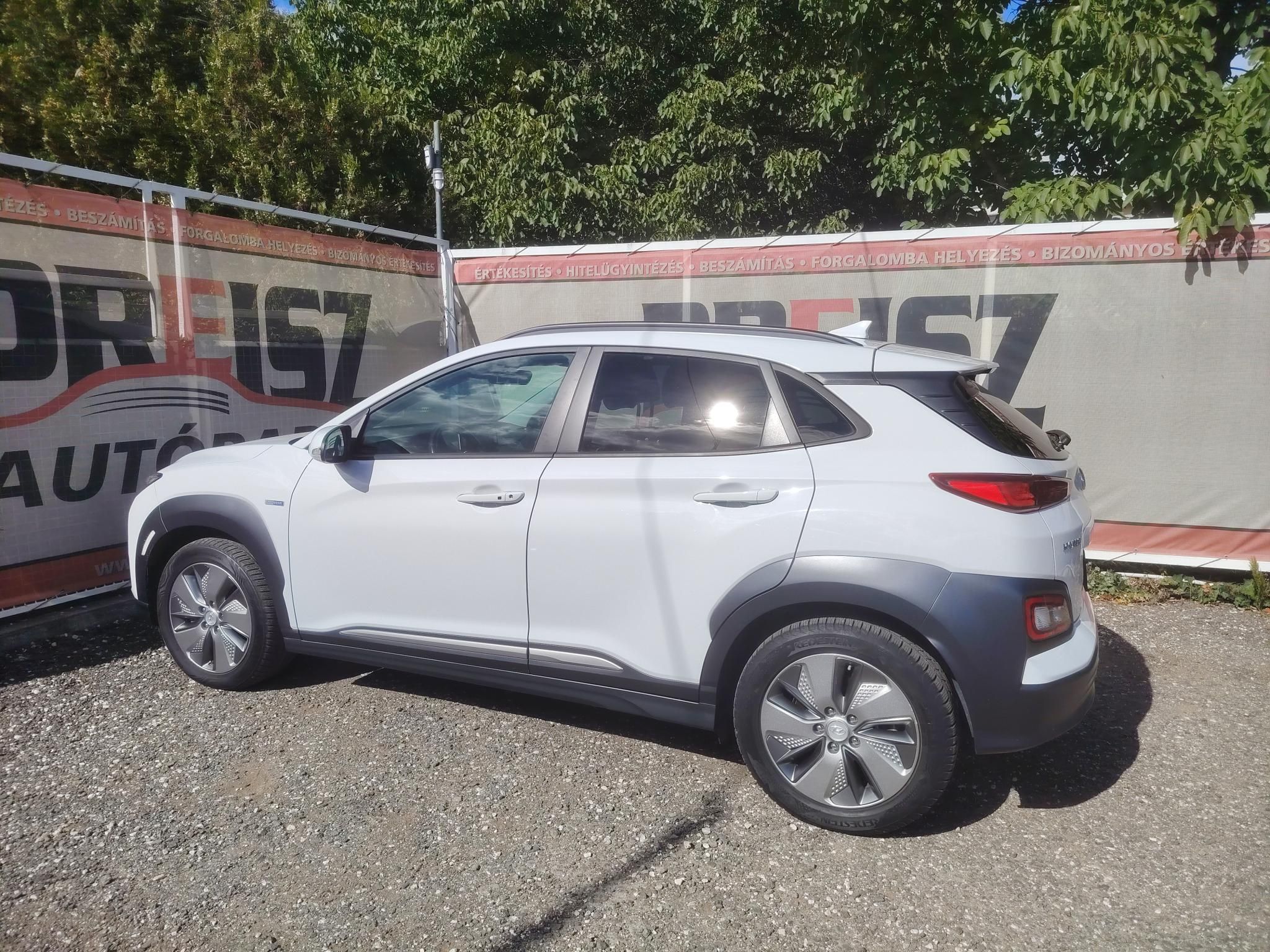 HYUNDAI KONA EV 64kWh Premium 75e km Vezetett szervizkönyv HUD Fűtött ülés Fűtött kormány Keyless
