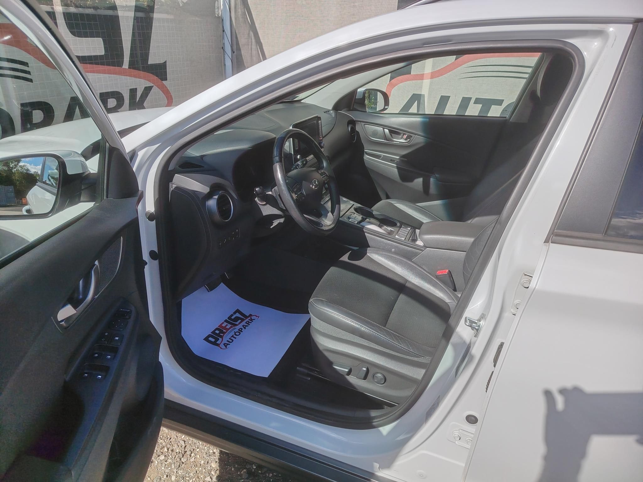 HYUNDAI KONA EV 64kWh Premium 75e km Vezetett szervizkönyv HUD Fűtött ülés Fűtött kormány Keyless