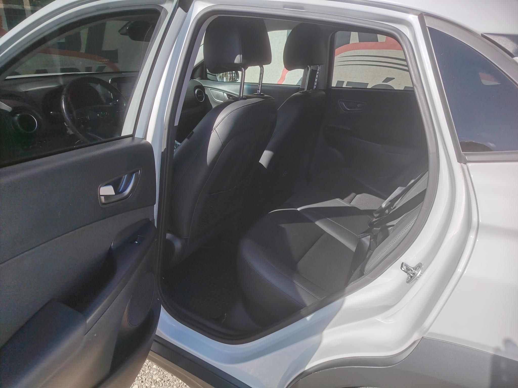 HYUNDAI KONA EV 64kWh Premium 75e km Vezetett szervizkönyv HUD Fűtött ülés Fűtött kormány Keyless