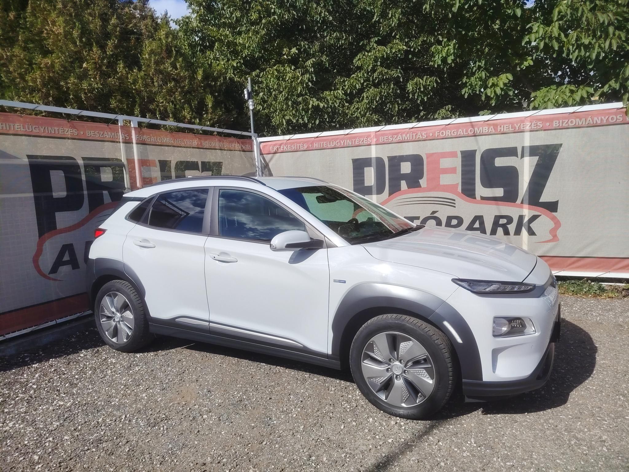 HYUNDAI KONA EV 64kWh Premium 75e km Vezetett szervizkönyv HUD Fűtött ülés Fűtött kormány Keyless