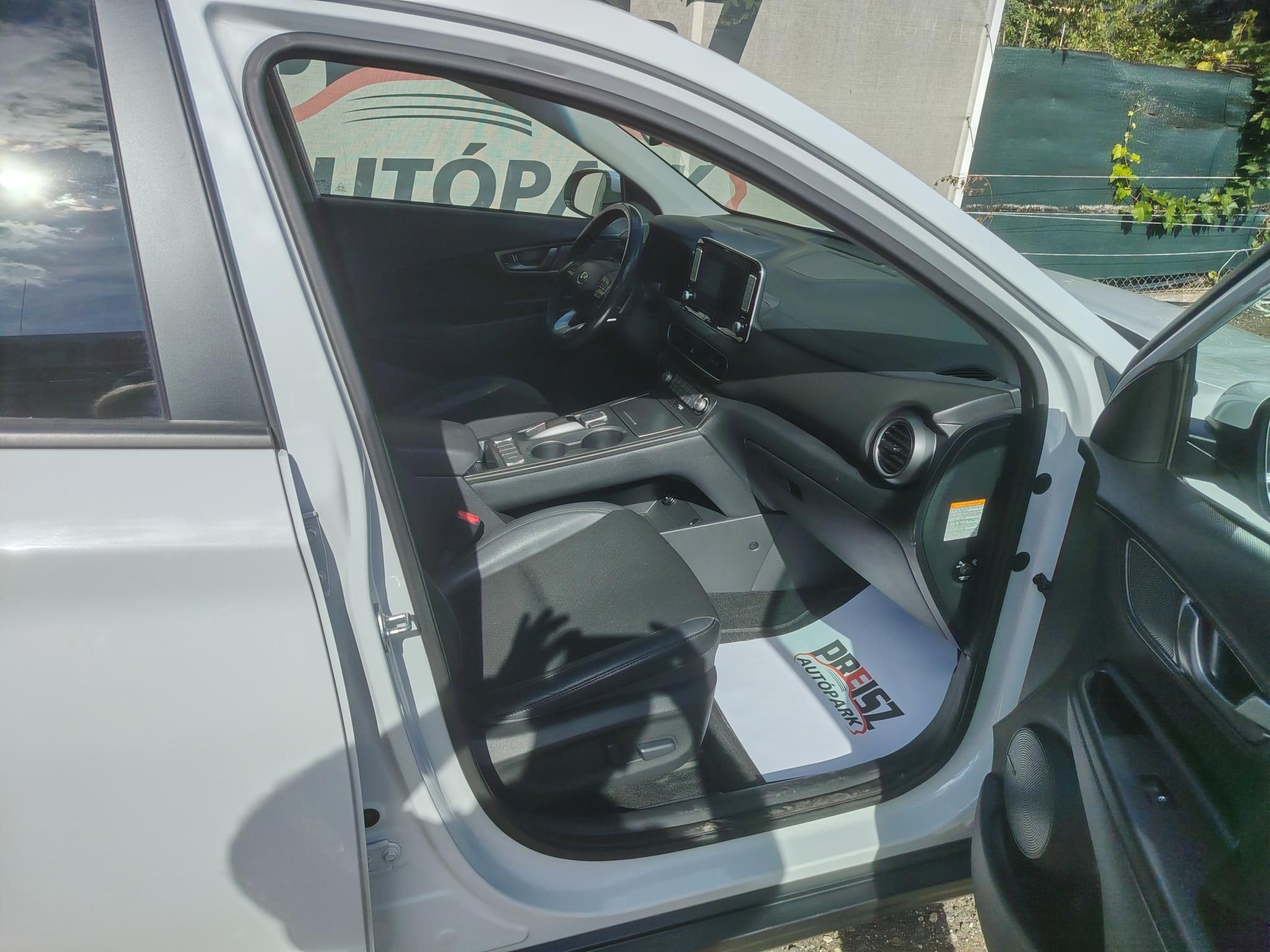HYUNDAI KONA EV 64kWh Premium 75e km Vezetett szervizkönyv HUD Fűtött ülés Fűtött kormány Keyless