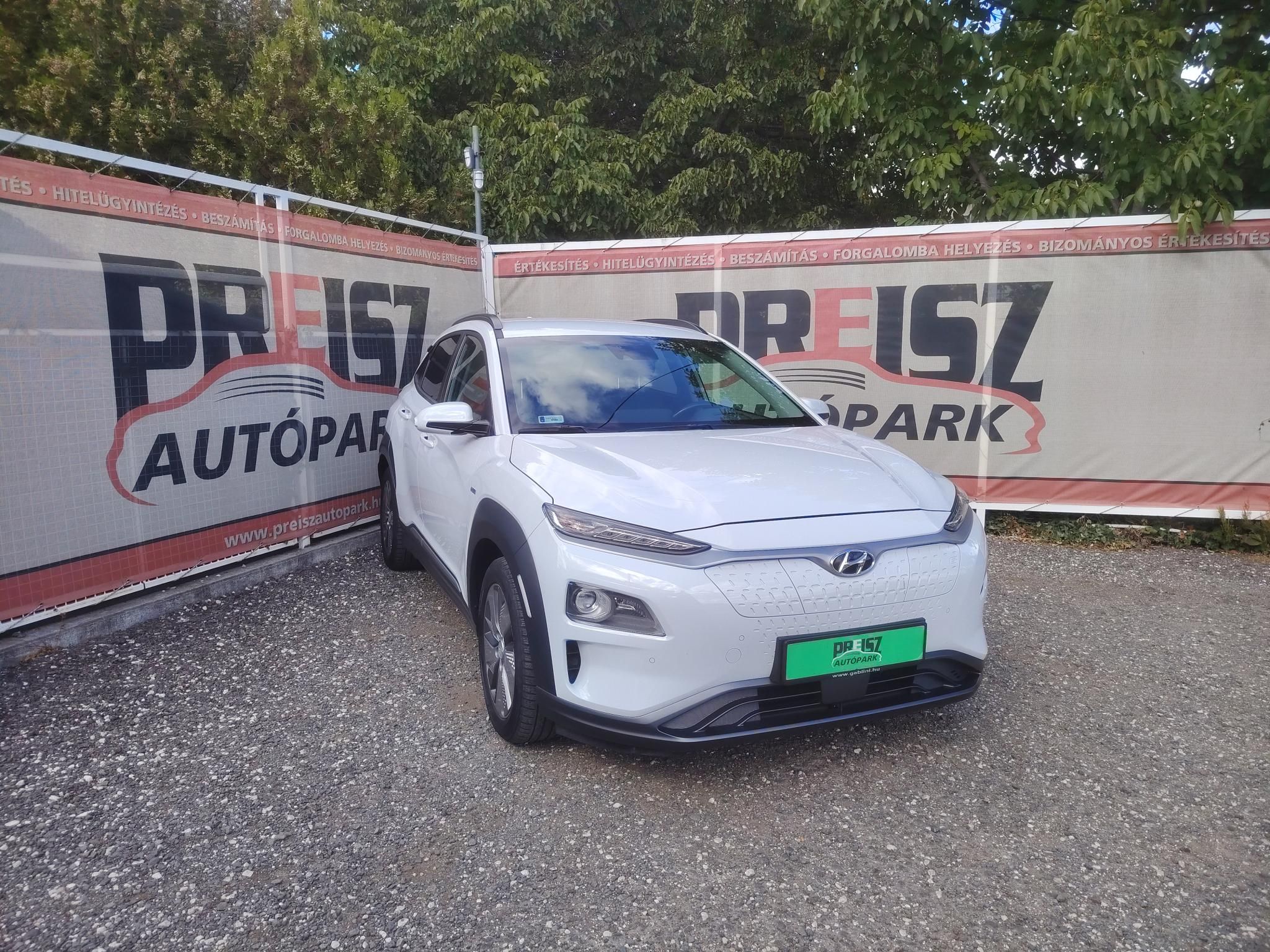 HYUNDAI KONA EV 64kWh Premium 75e km Vezetett szervizkönyv HUD Fűtött ülés Fűtött kormány Keyless