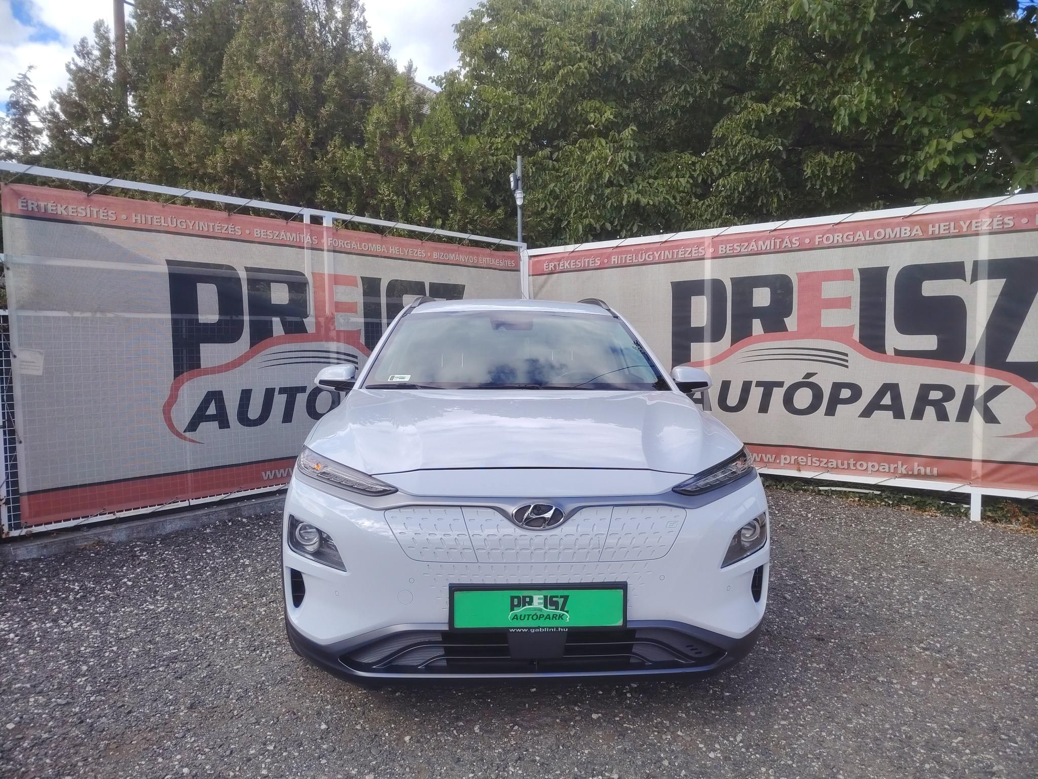 HYUNDAI KONA EV 64kWh Premium 75e km Vezetett szervizkönyv HUD Fűtött ülés Fűtött kormány Keyless