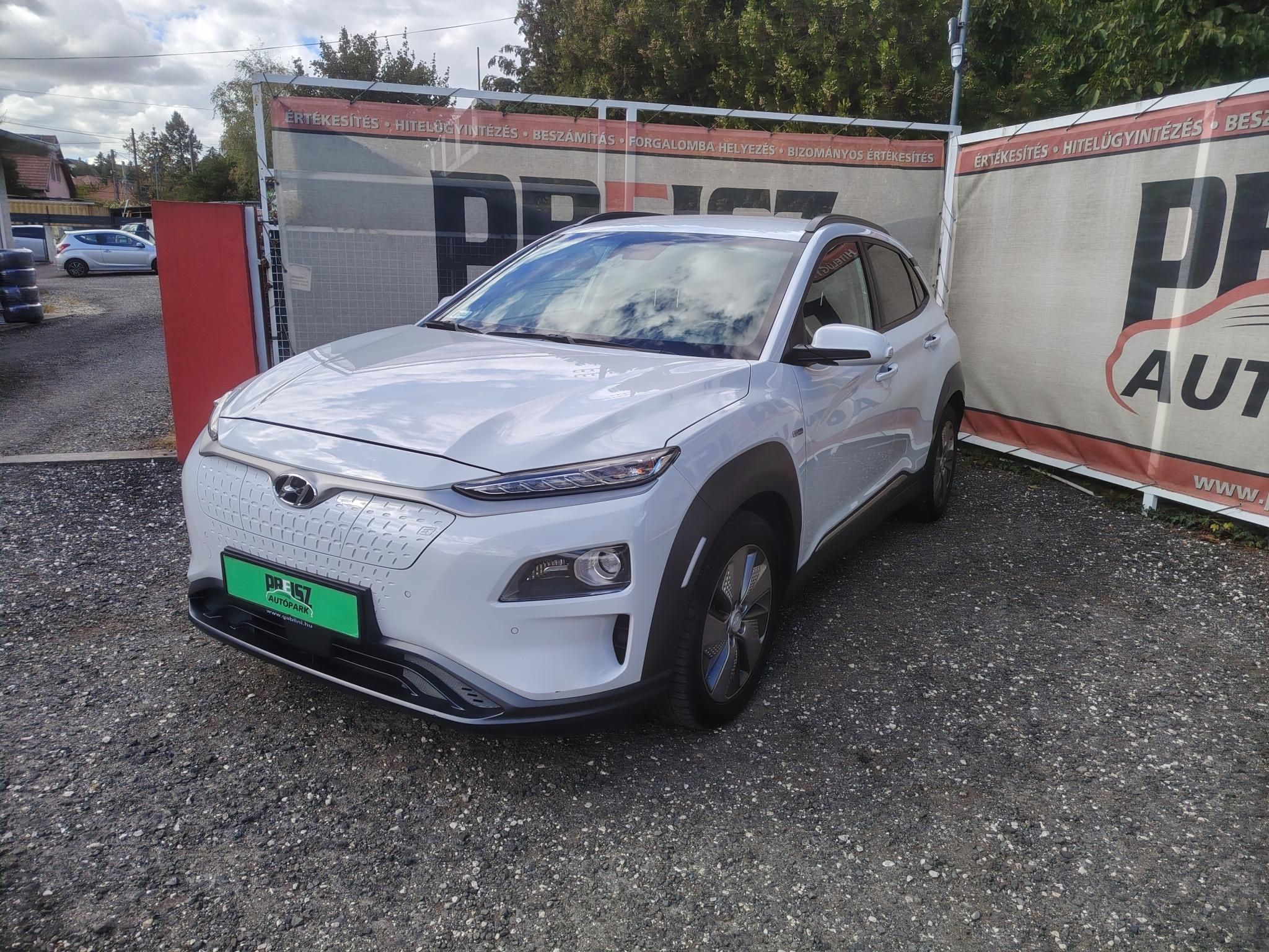 HYUNDAI KONA EV 64kWh Premium 75e km Vezetett szervizkönyv HUD Fűtött ülés Fűtött kormány Keyless