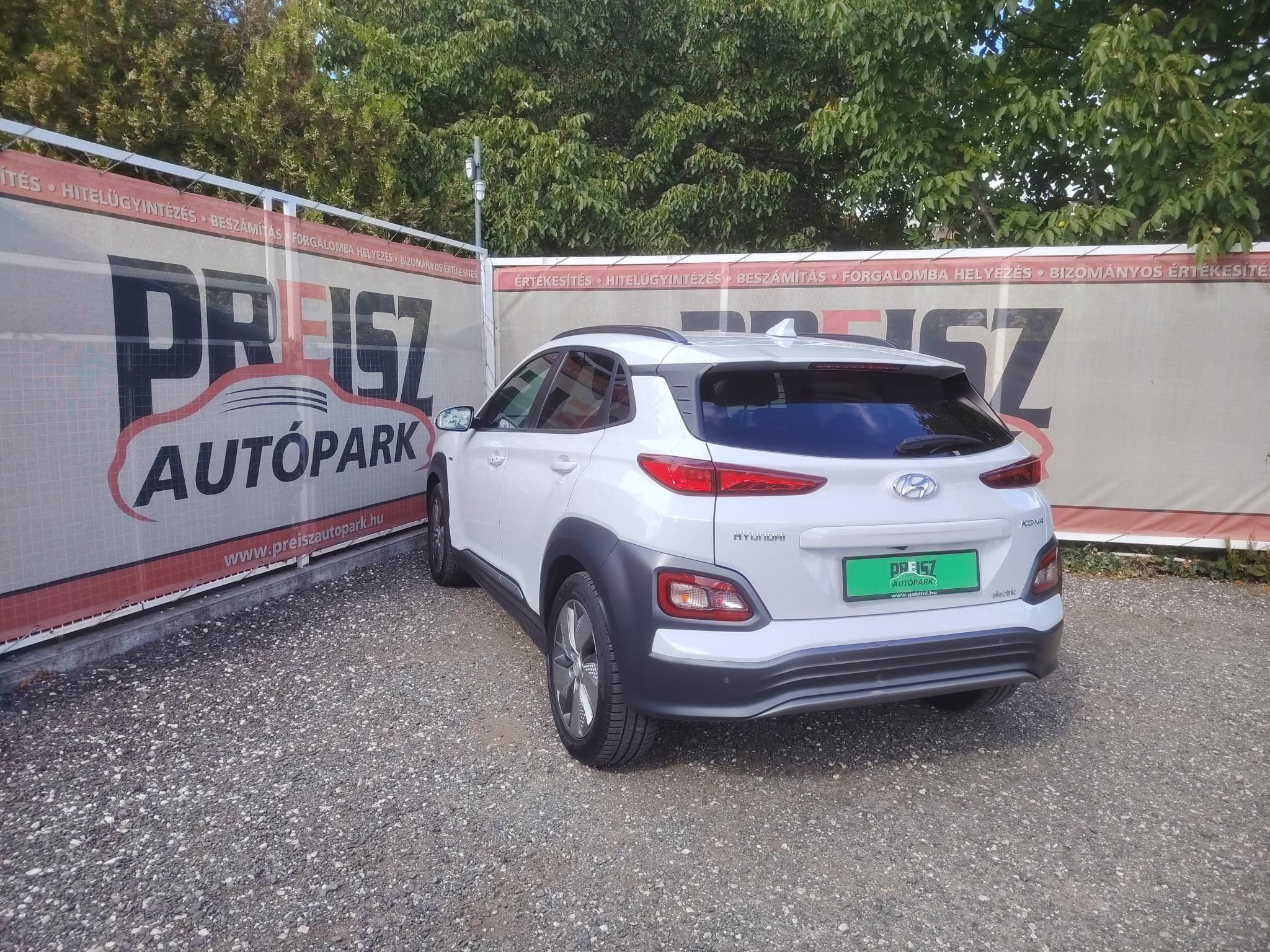 HYUNDAI KONA EV 64kWh Premium 75e km Vezetett szervizkönyv HUD Fűtött ülés Fűtött kormány Keyless