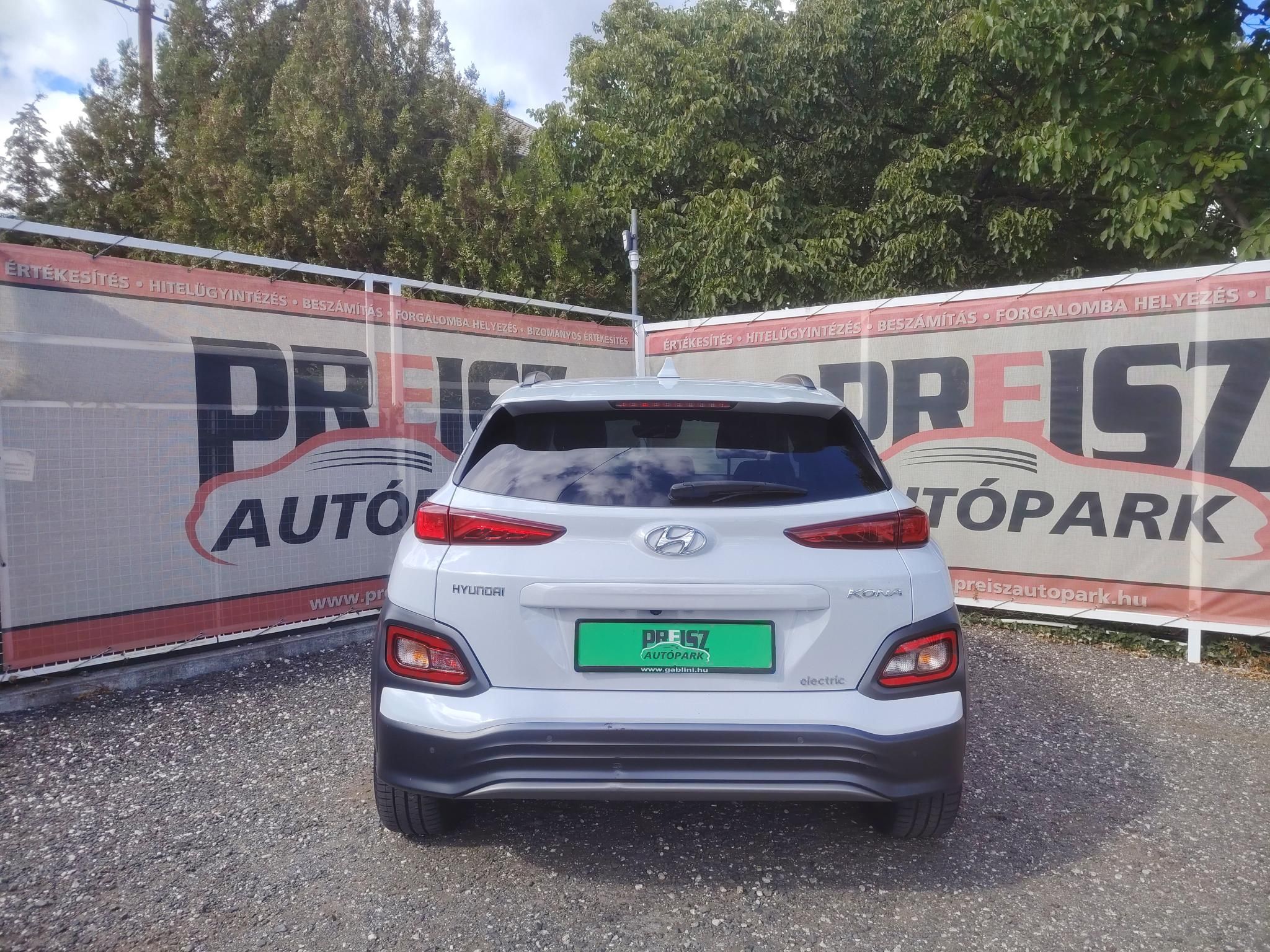 HYUNDAI KONA EV 64kWh Premium 75e km Vezetett szervizkönyv HUD Fűtött ülés Fűtött kormány Keyless