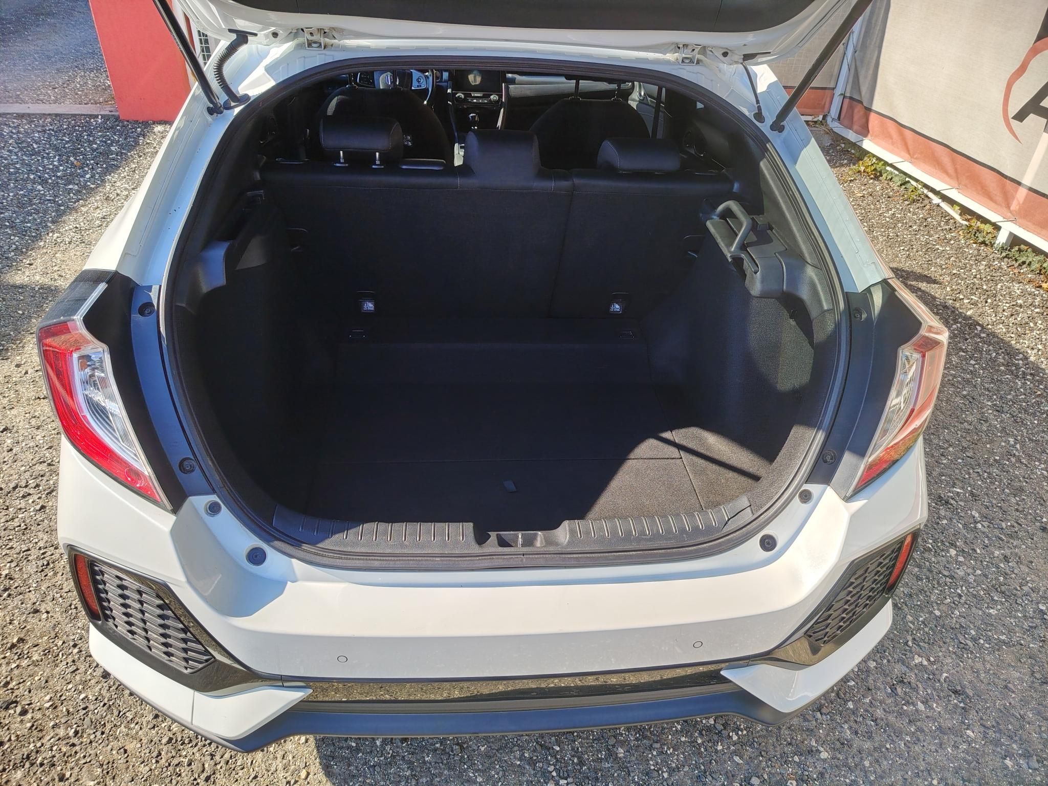 HONDA CIVIC 1.0 T Elegance Navi Vezetett szervizkönyv Tempomat Fűtött ülés Fűthető tükör