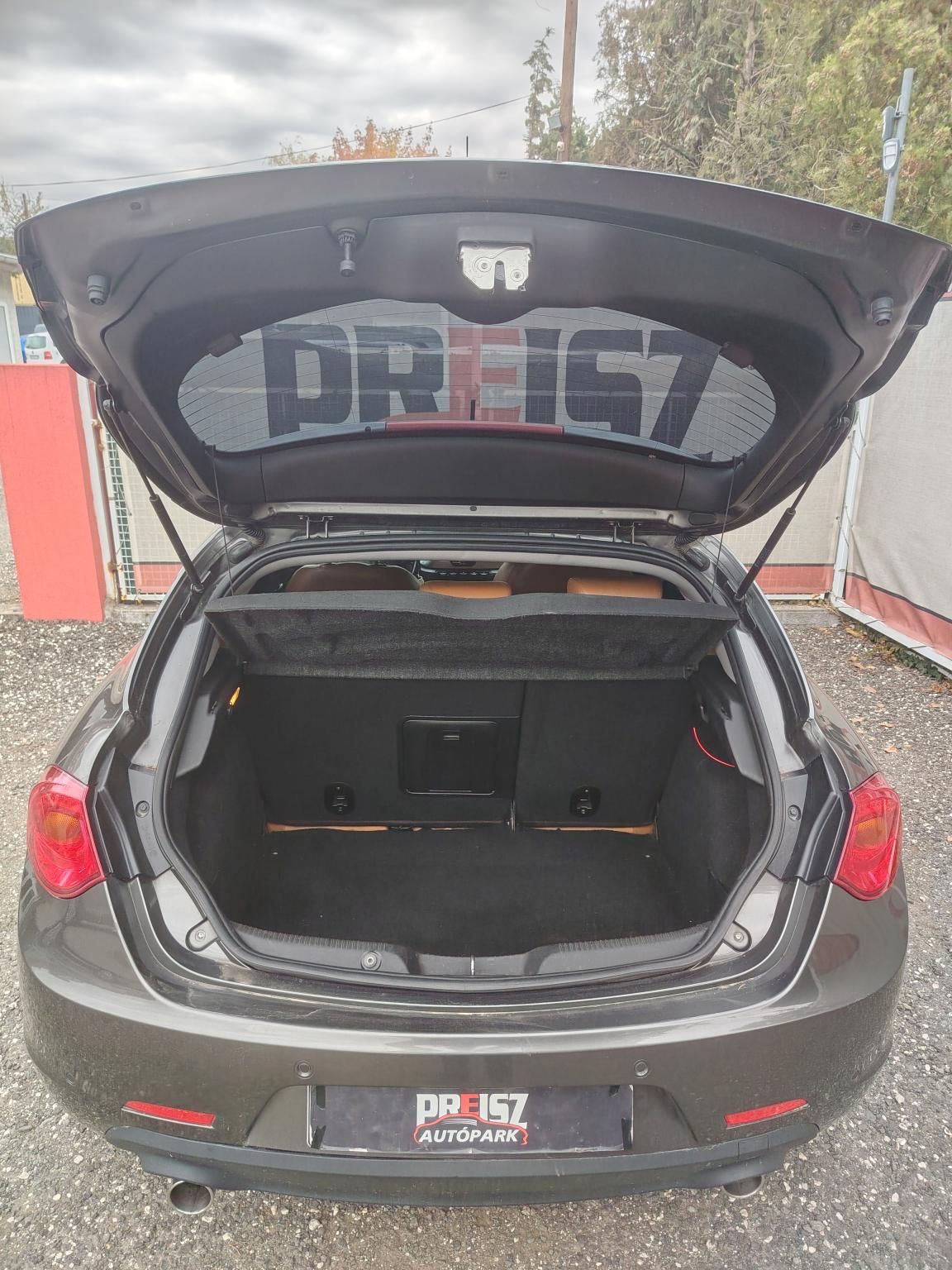 ALFA ROMEO GIULIETTA 2.0 JTDM-2 Distinctive Bőr belső Fűtött ülés Tolatóradar Négyévszakos gumik