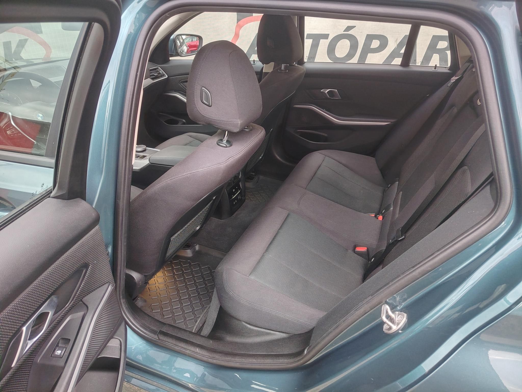 BMW 320d xDrive (Automata) Tempomat Kulcsnélkülii indítás Első-hátsó parkolóradar Tolatókamera