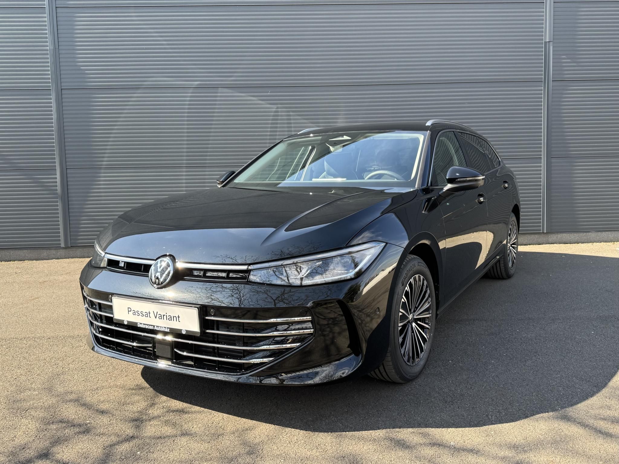 VOLKSWAGEN PASSAT VIII KÉSZLETRŐL. Vonóhorog. Térlátásos kamera. Megerősített üvegezés