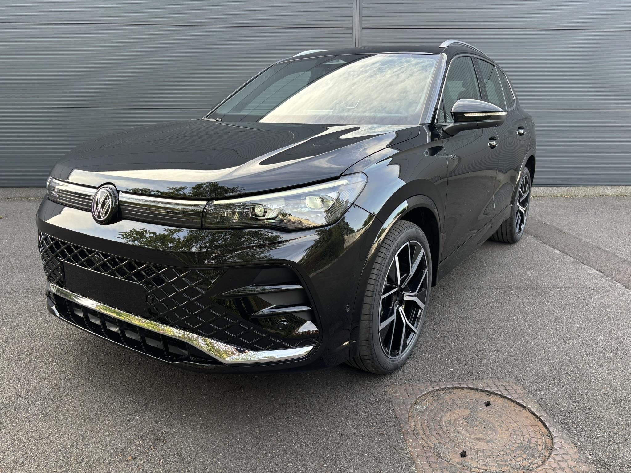 VOLKSWAGEN TIGUAN 2.0 TDI R-Line DSG KÉSZLETRŐL. Panoráma tető. Navigáció. IQ Light Led. IQ Drive csomag