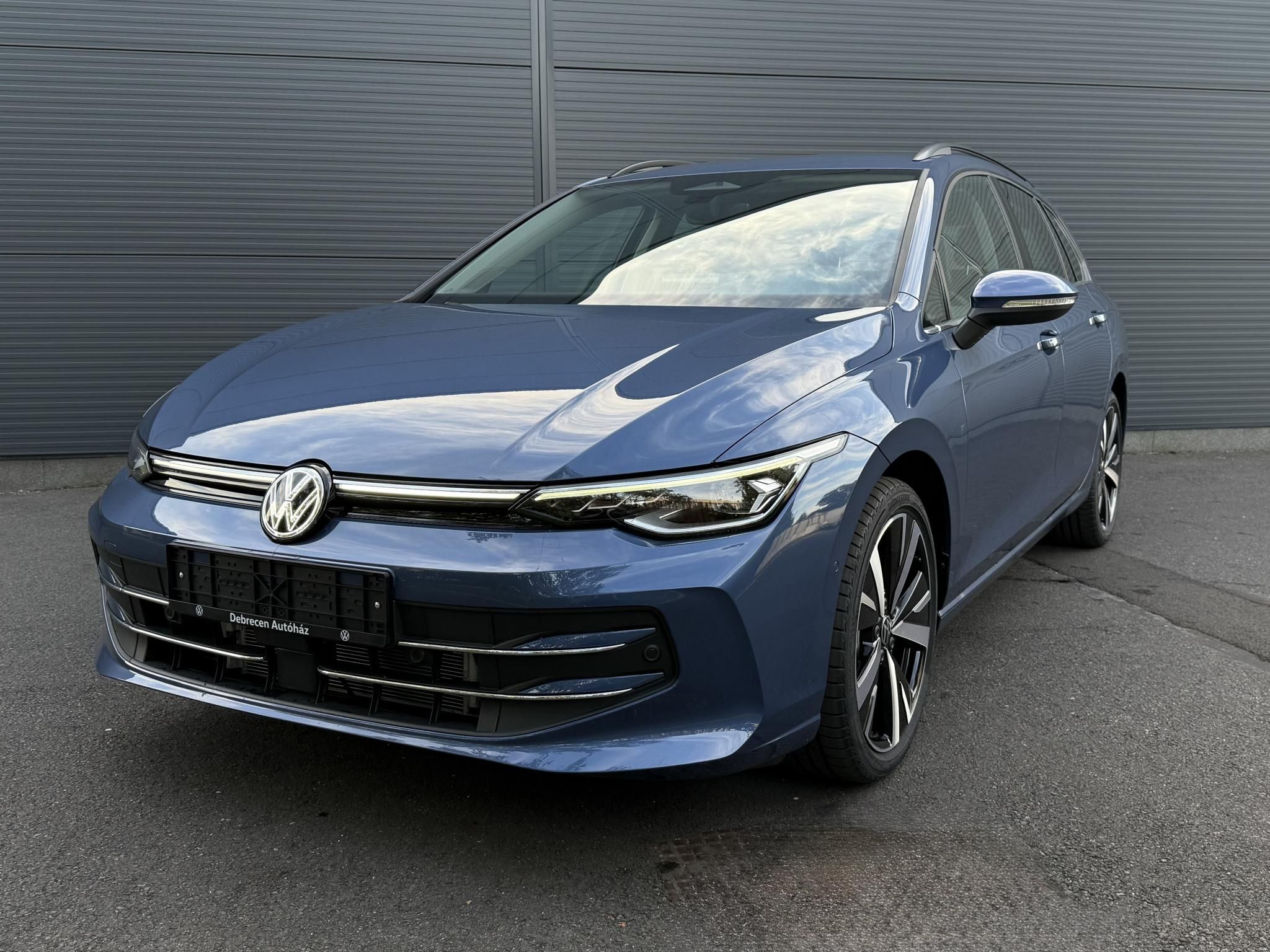 VOLKSWAGEN GOLF VIII Variant 1.5 eTSI ACT Style DSG KÉSZLETRŐL. Travel Assist. Fényszóró szabályzás Light Assis