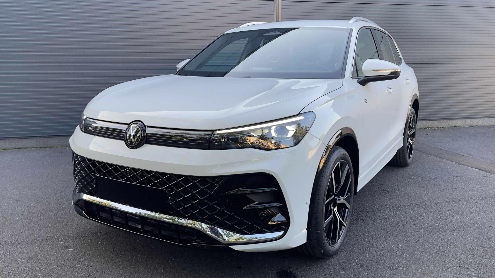 VOLKSWAGEN TIGUAN 2.0 TDI R-Line DSG K&Eacute;SZLETRŐL. Panor&aacute;ma tető. Navig&aacute;ci&oacute;. IQ Light Led. IQ Drive csomag