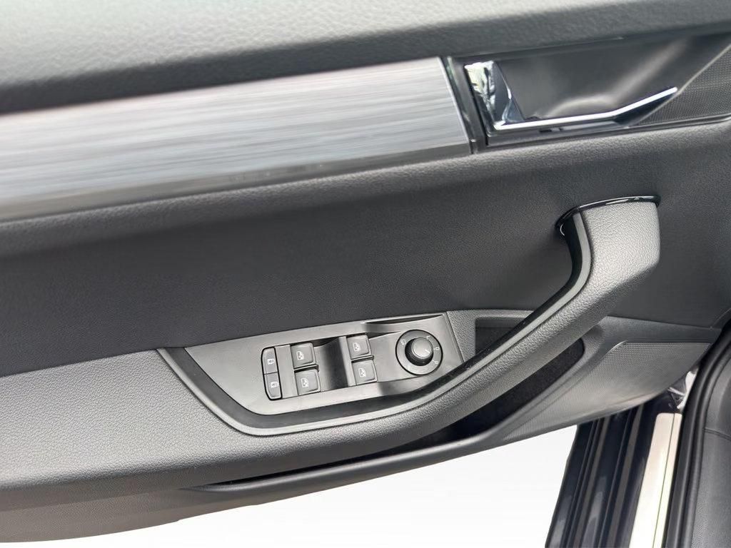 Használt Skoda Superb (2021, fekete) – 9. kép