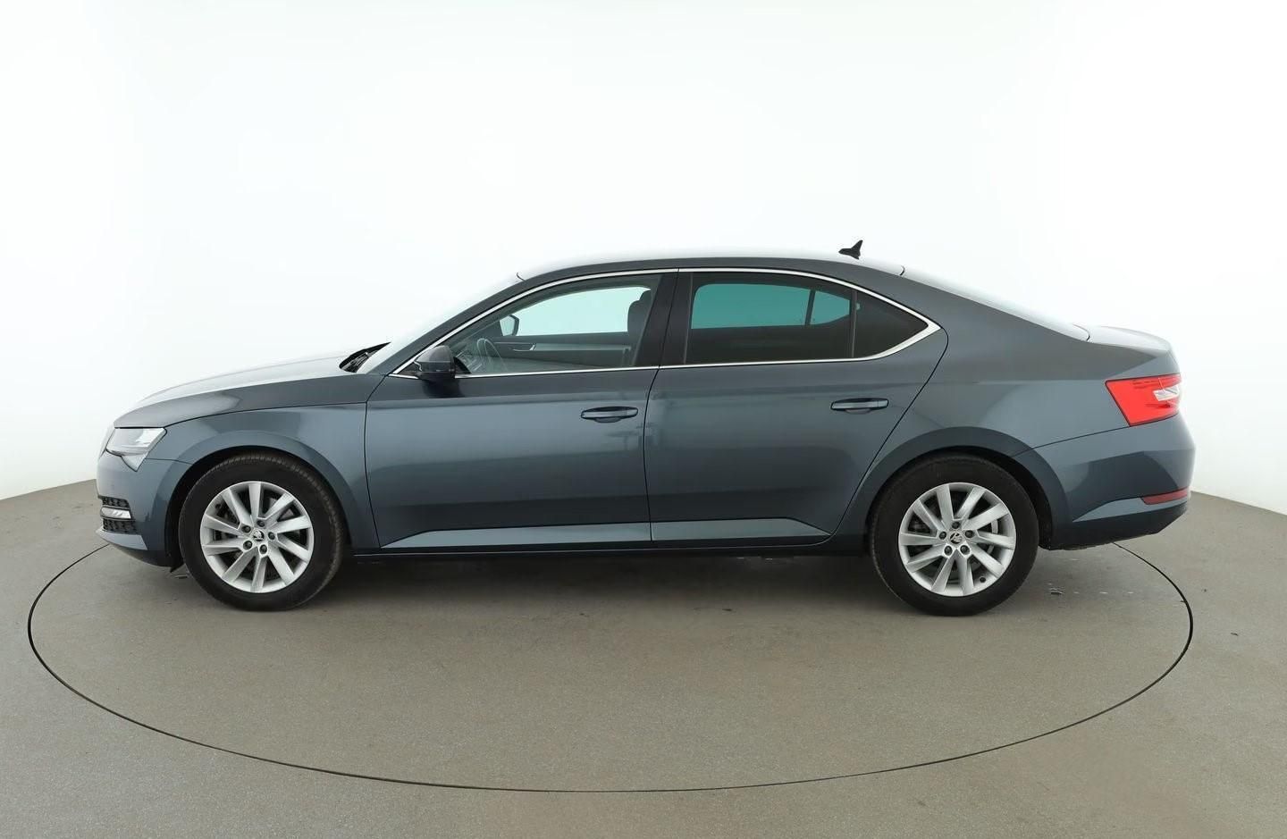 Használt Skoda Superb (2021, szürke) – 2. kép