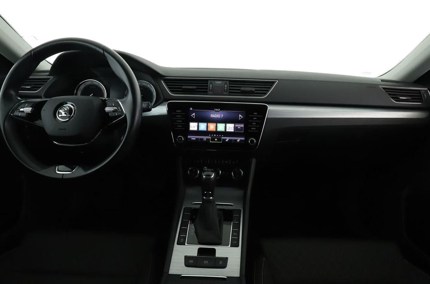 Használt Skoda Superb (2021, szürke) – 4. kép