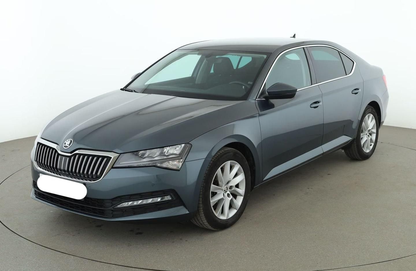 Használt Skoda Superb (2021, szürke) – 1. kép