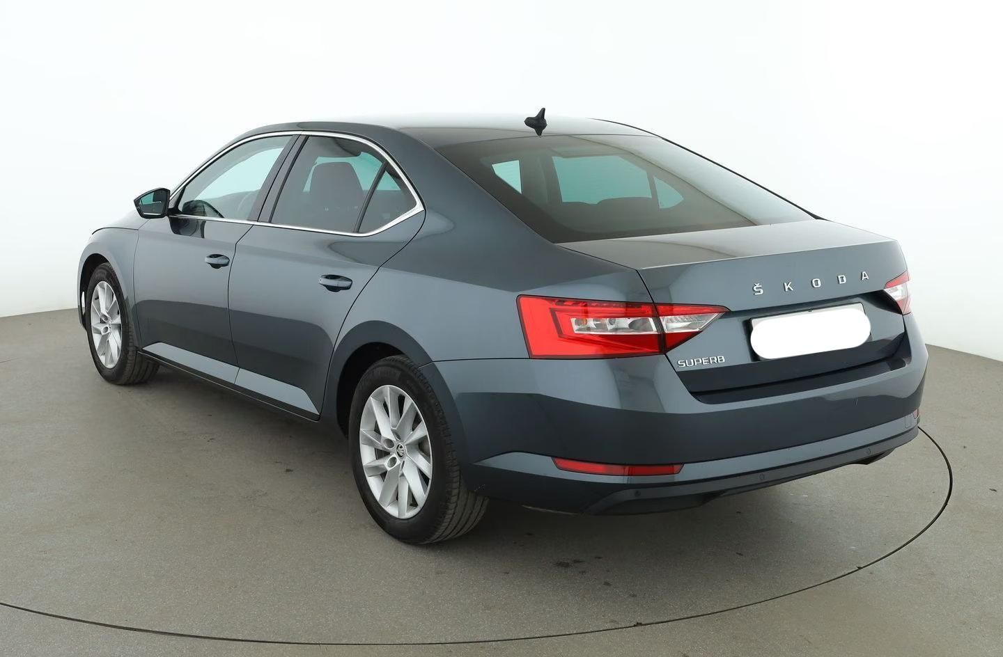 Használt Skoda Superb (2021, szürke) – 6. kép