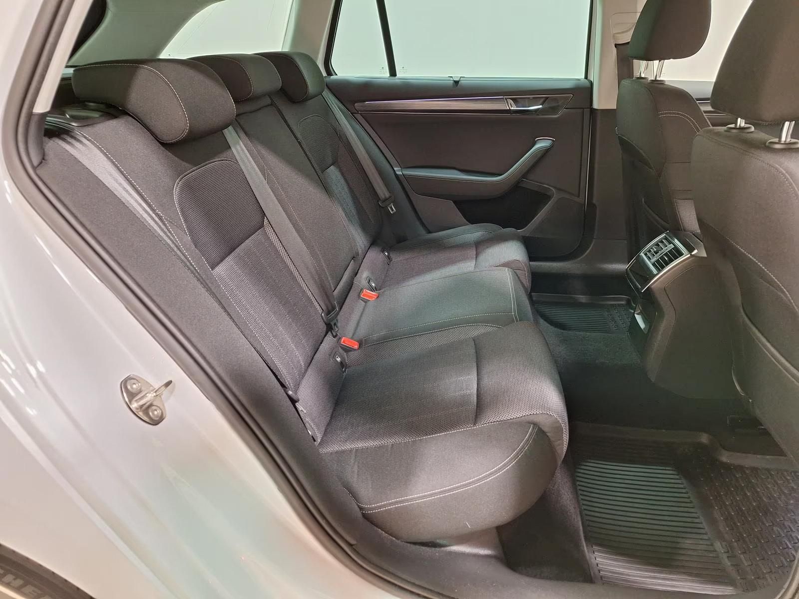 Használt Skoda Superb (2021, fehér) – 10. kép