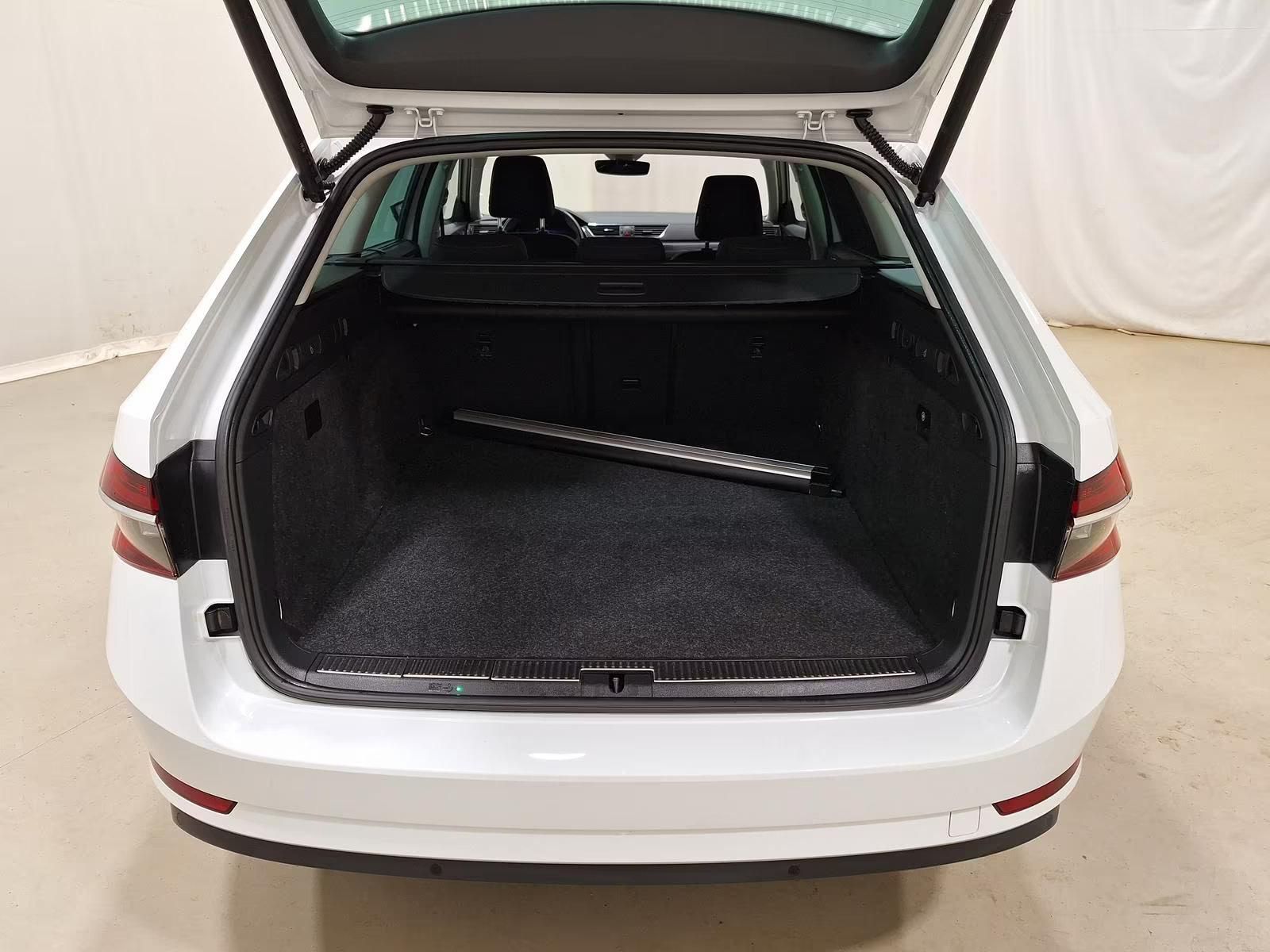 Használt Skoda Superb (2021, fehér) – 12. kép