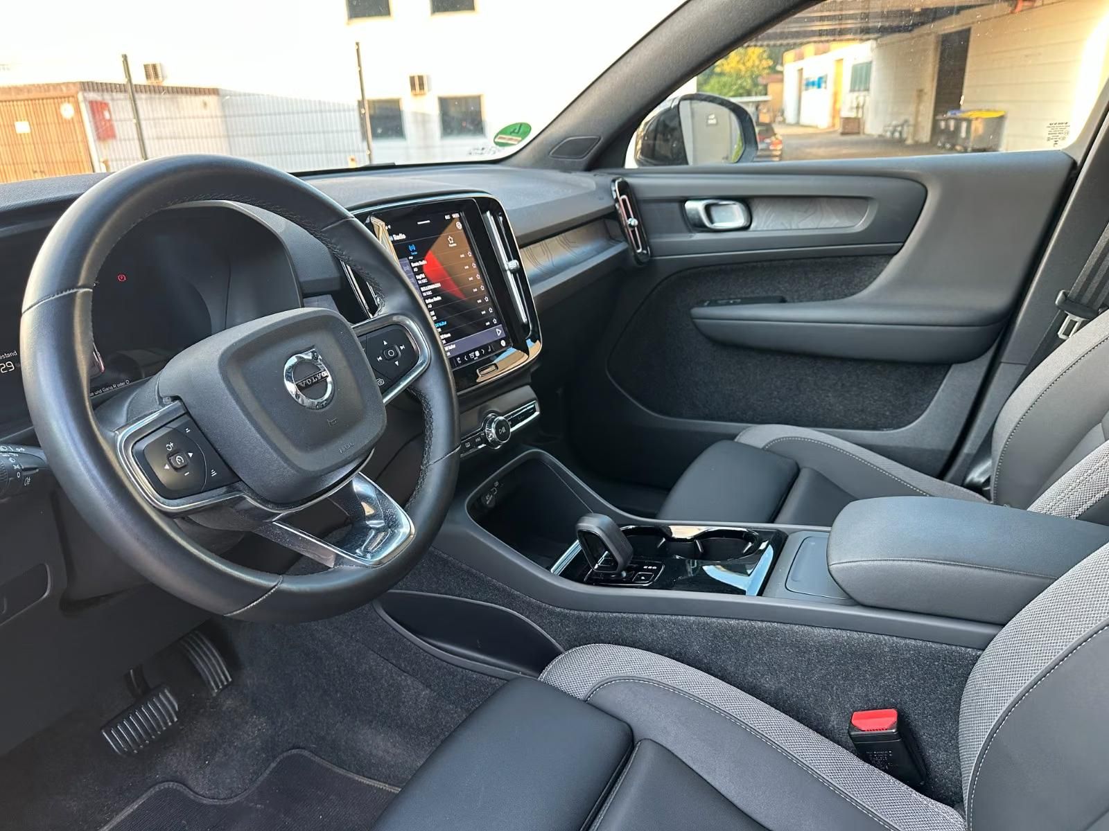 Használt Volvo C40 (2023, kék) – 2. kép