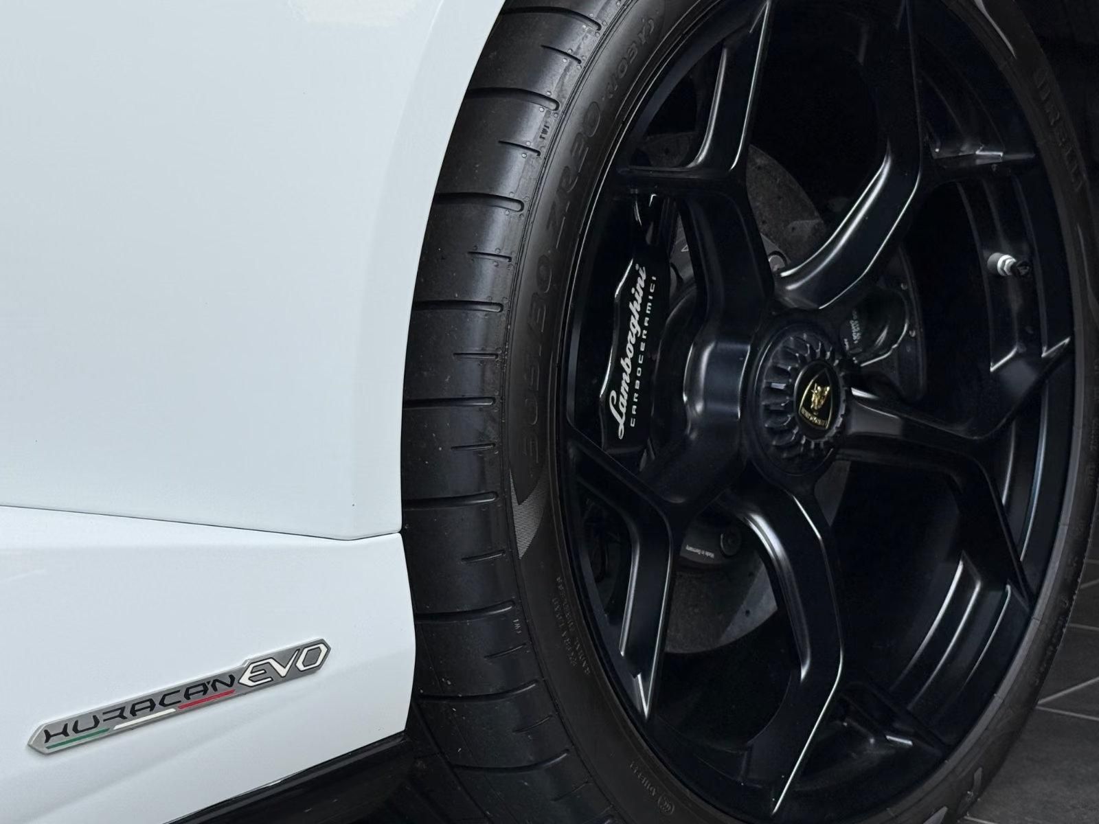 Használt Lamborghini Huracán (2021, fehér) – 3. kép