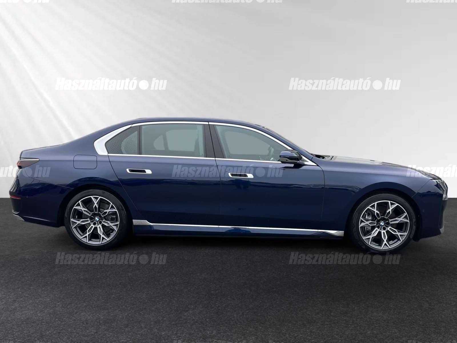 BMW 750 – 8. kép
