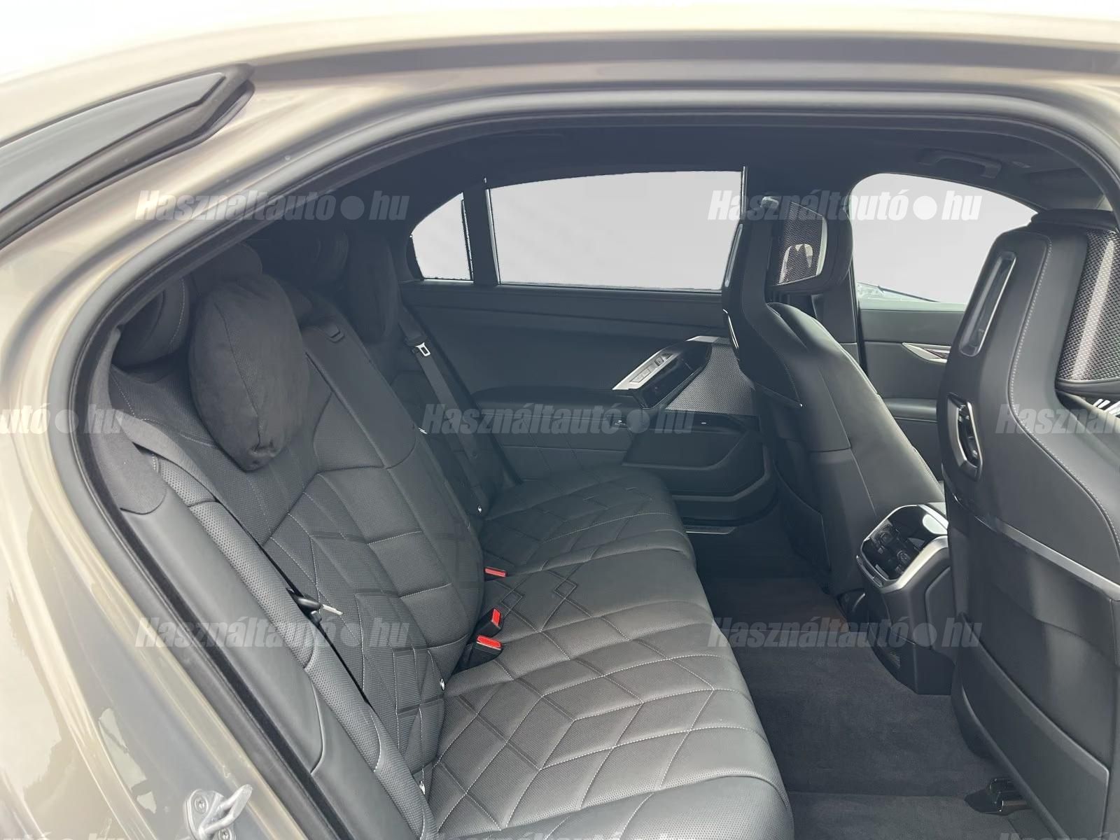 BMW 750 – 7. kép