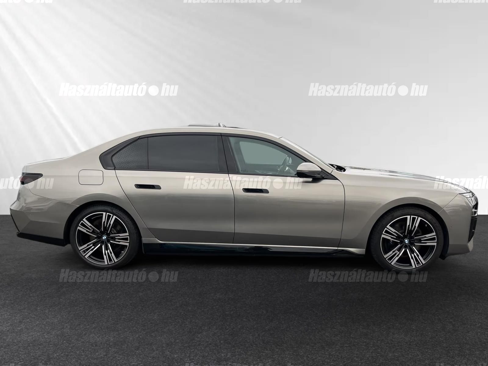 BMW 750 – 8. kép