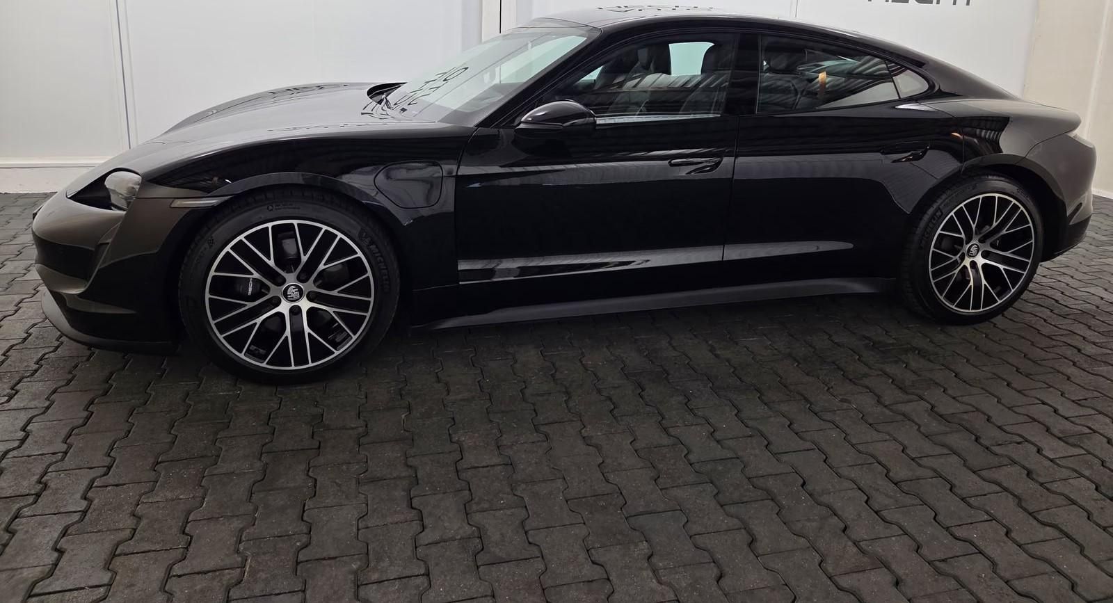 Használt Porsche Taycan (2023, fekete) – 2. kép