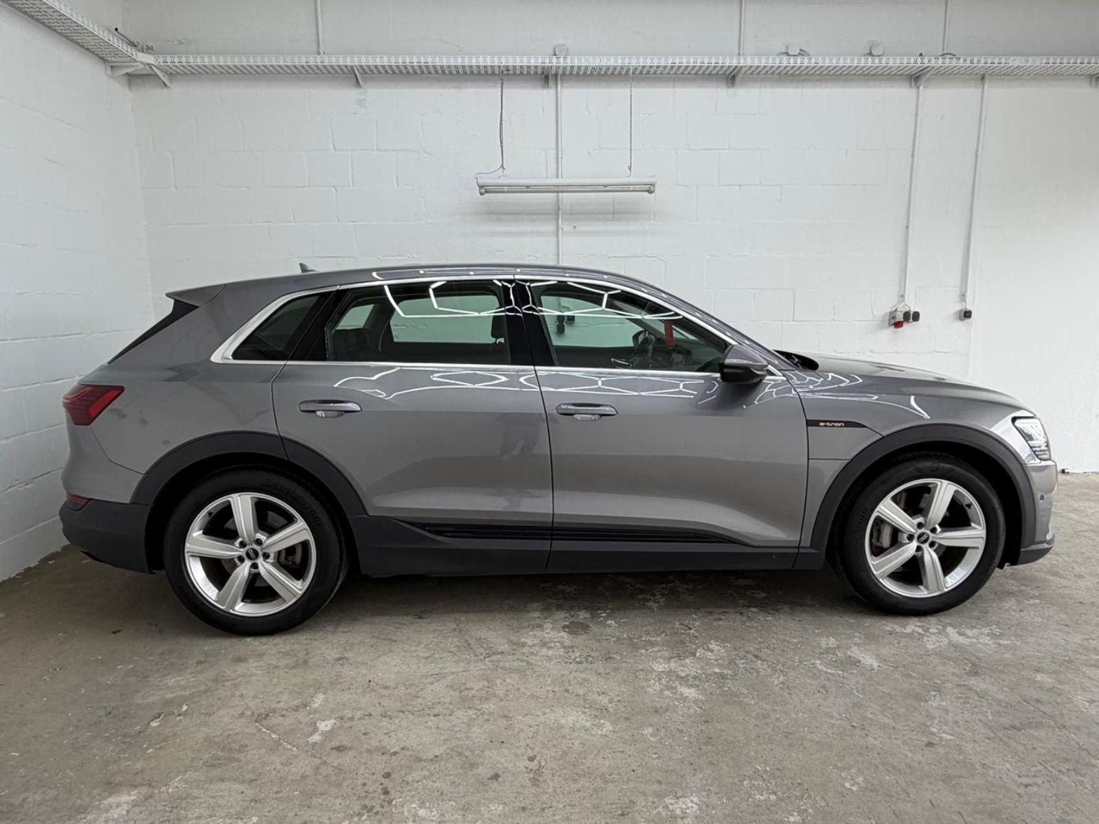 Használt Audi e-tron (2022, szürke) – 7. kép