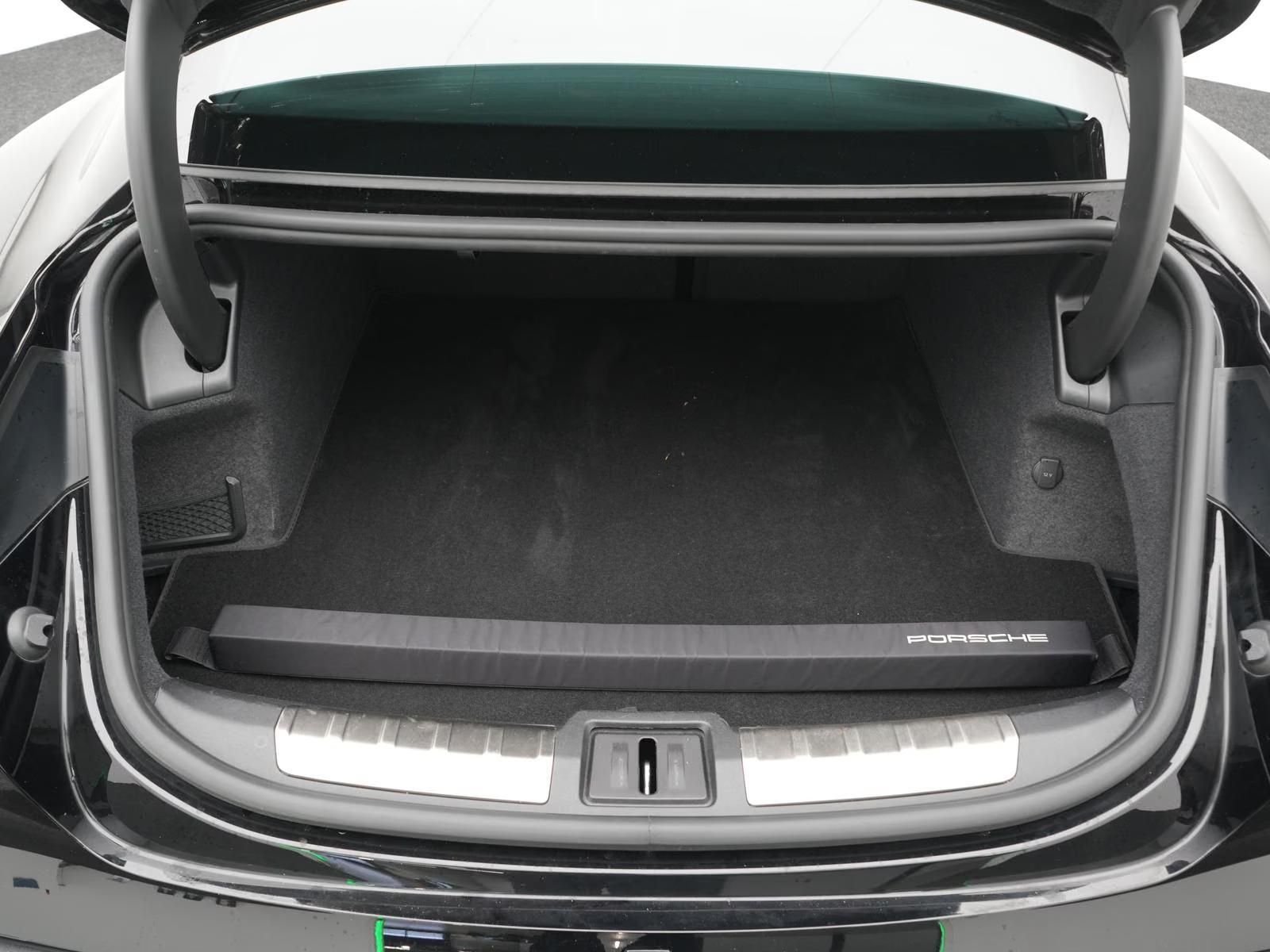 Használt Porsche Taycan (2021, fekete) – 9. kép