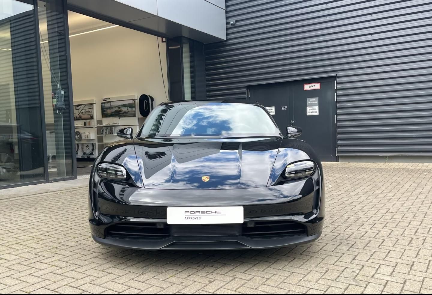 Használt Porsche Taycan (2023, fekete) – 2. kép