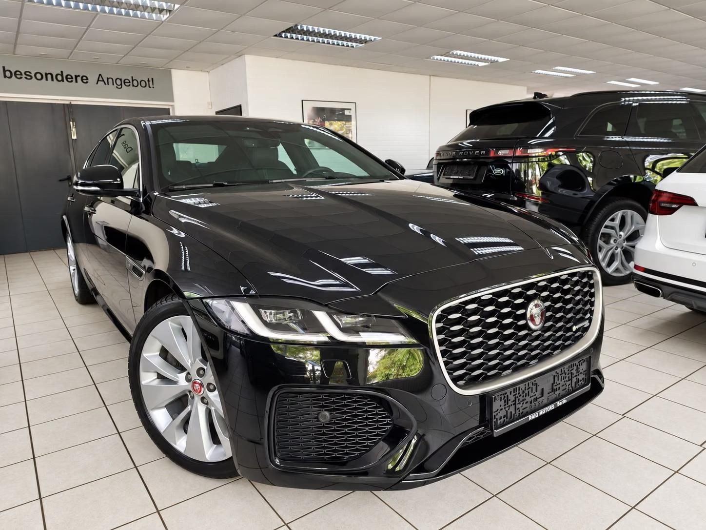 Használt Jaguar XF (2022, fekete) – 1. kép