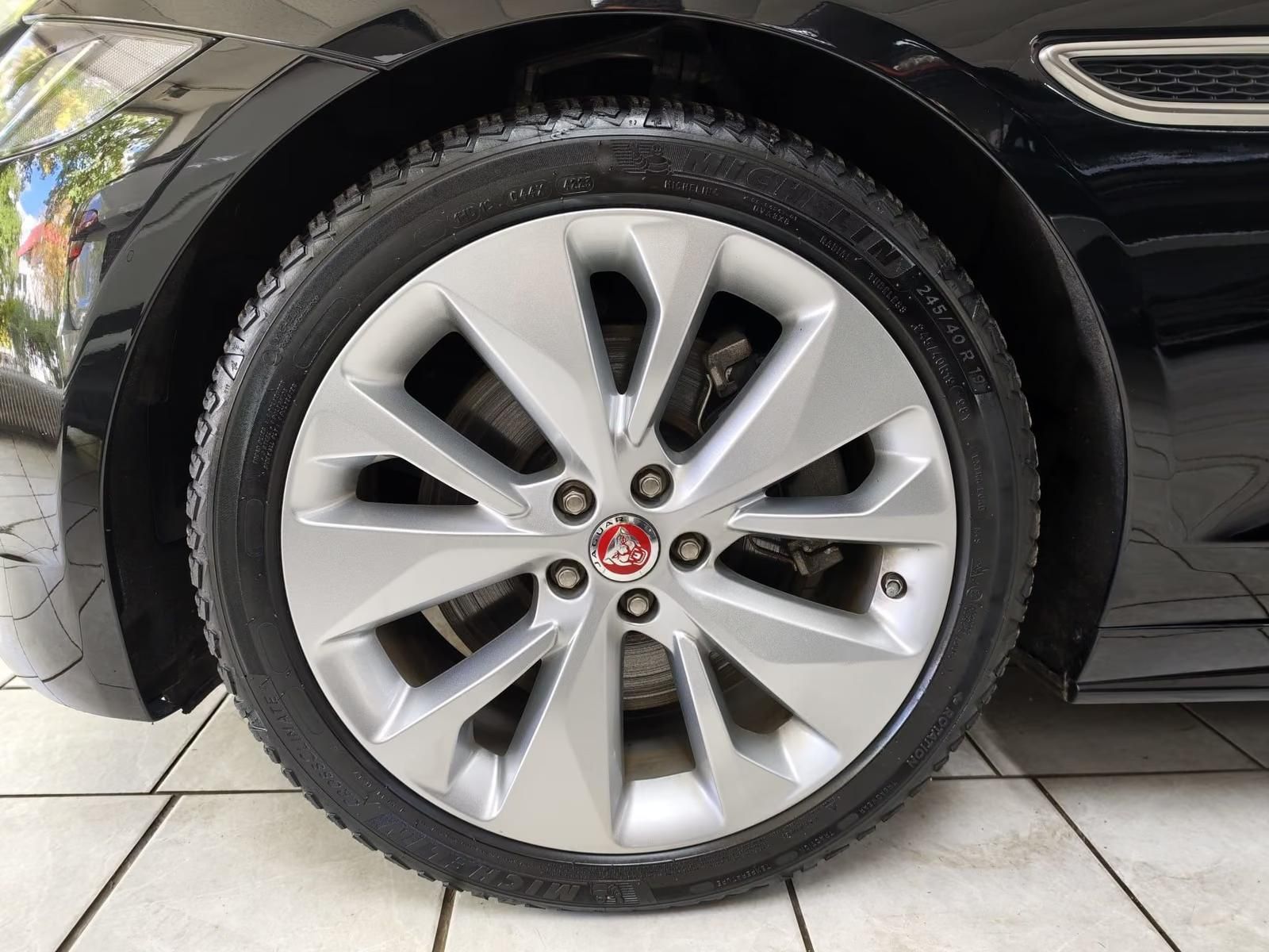 Használt Jaguar XF (2022, fekete) – 8. kép