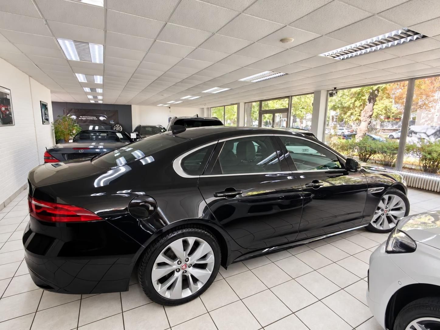 Használt Jaguar XF (2022, fekete) – 7. kép