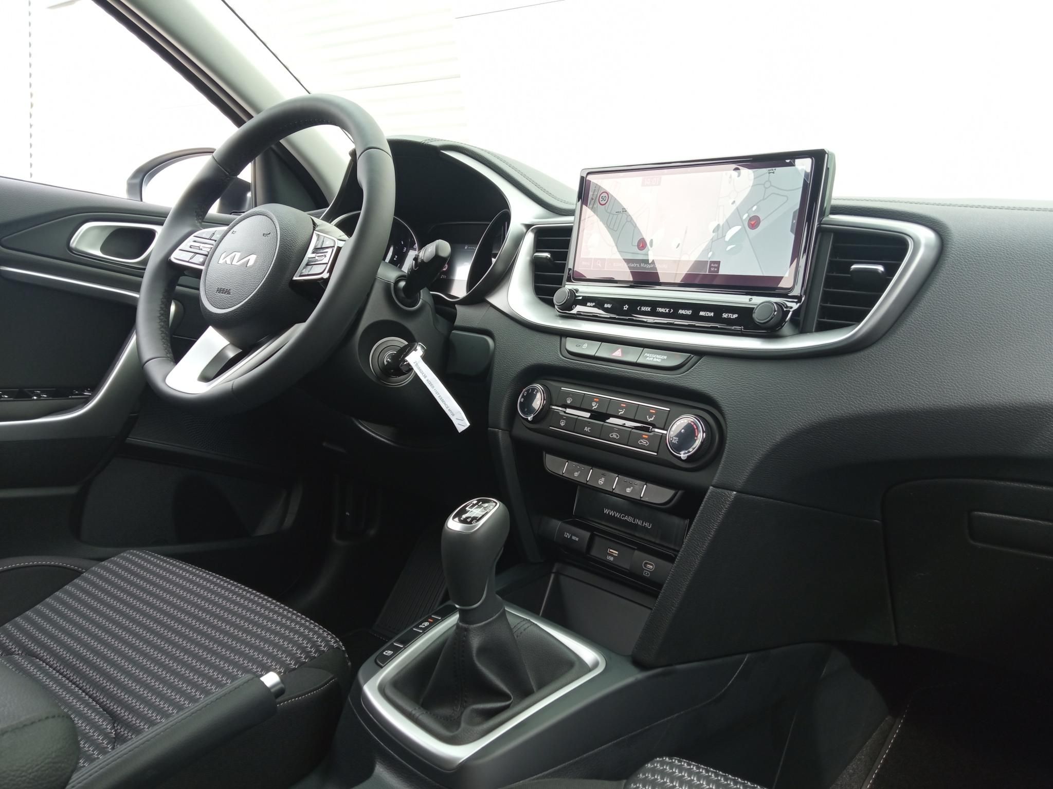 KIA XCEED 1.0 T-GDI Essence Teszt/demo autó! Téli-nyári gumiabroncs garnitúrával! - 9. kép