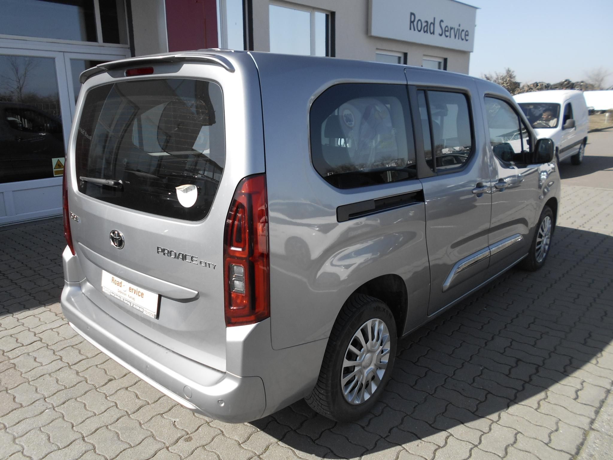 TOYOTA PROACE City Verso 1.2T Shuttle L2H1 [7 személy]